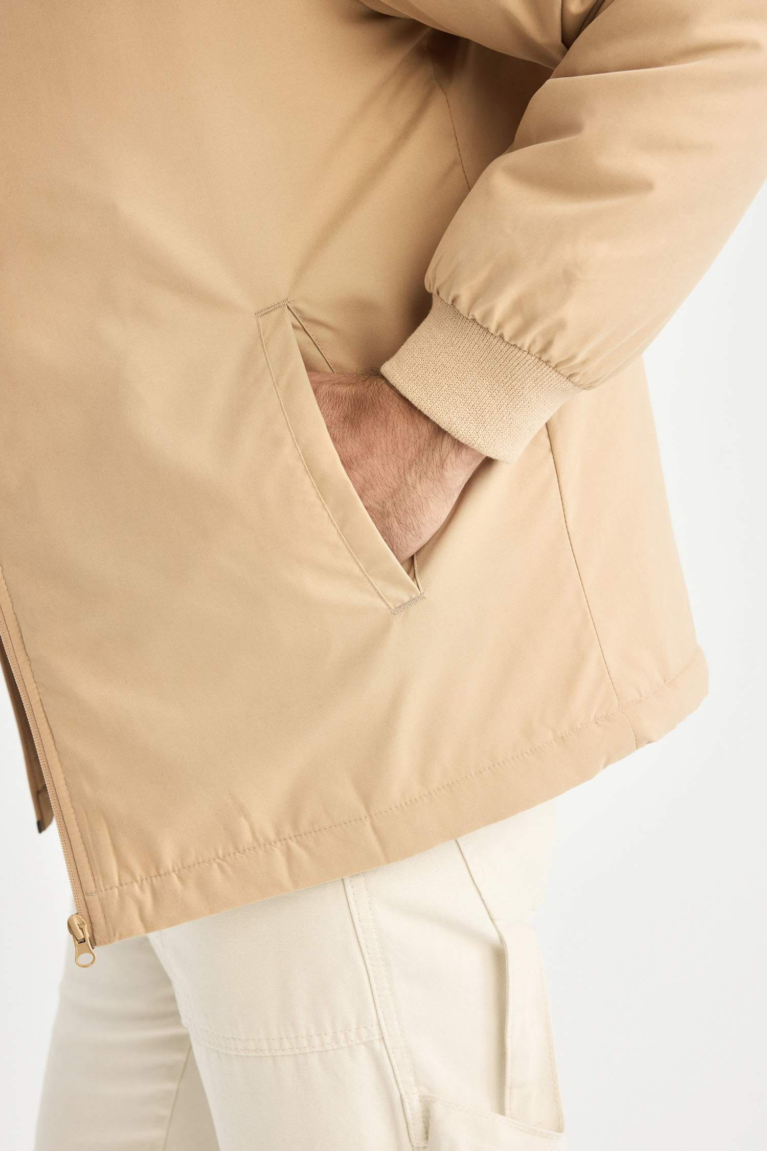 جاكيت بومبر خفيف قصة عادية طارد للماء وياخة كوليج