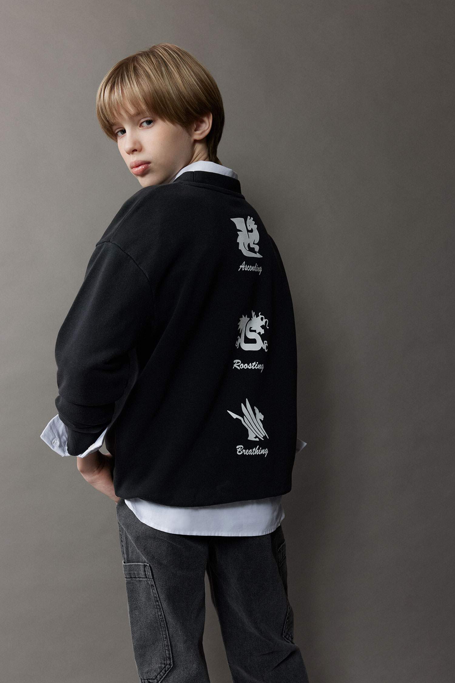 سويت شيرت ولادي اوفر سايز بياخة مستديرة بتأثير باهت