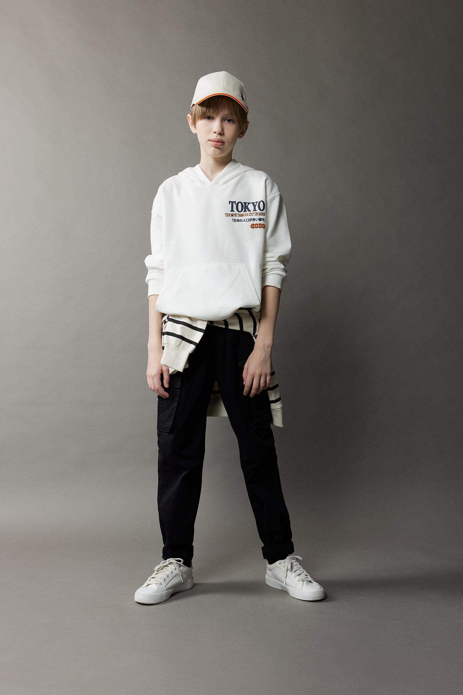 سويت شيرت ولادي اوفر سايز بغطاء للرأس وطبعة من الخلف