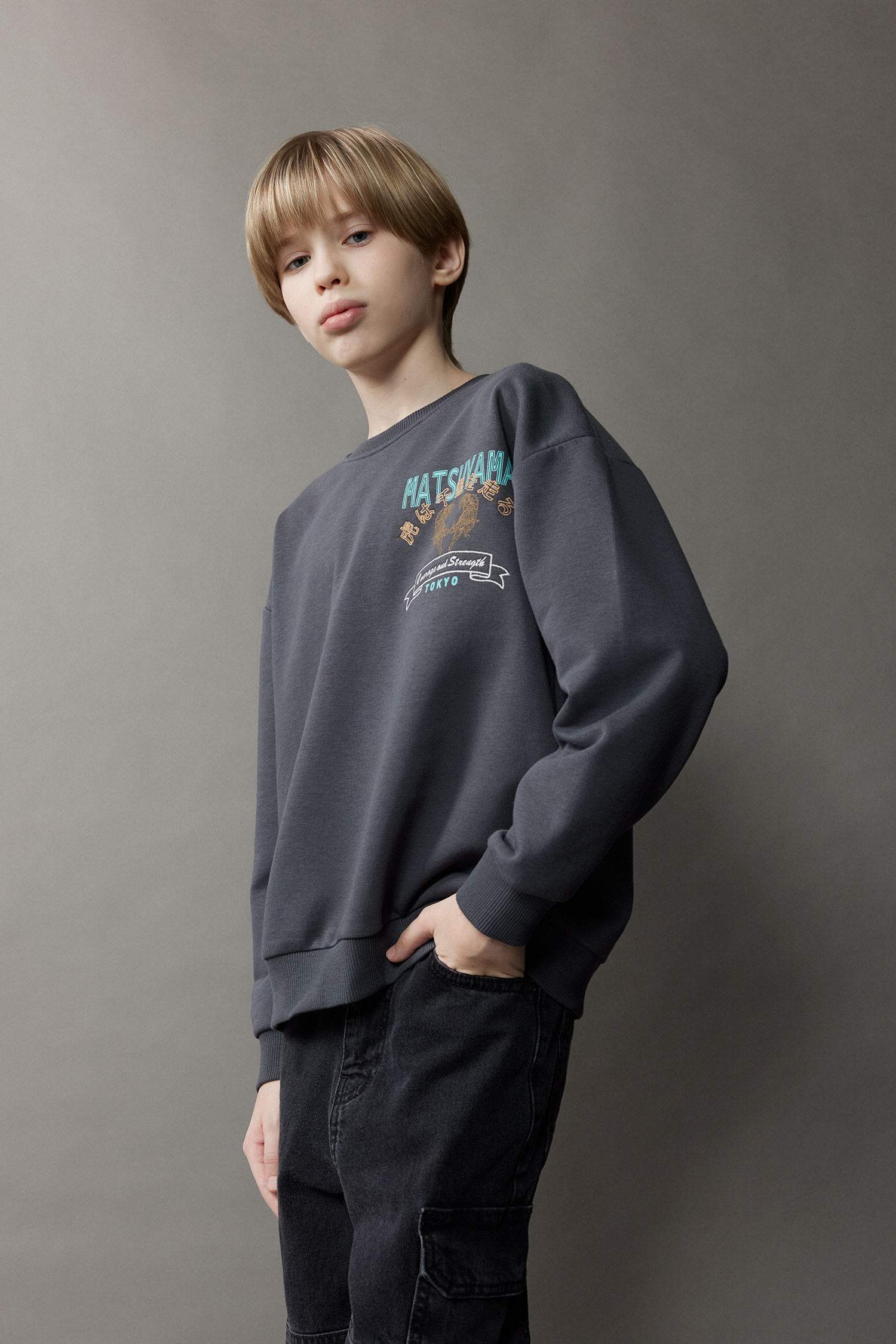 سويت شيرت ولادي اوفر سايز بطبعة من الخلف