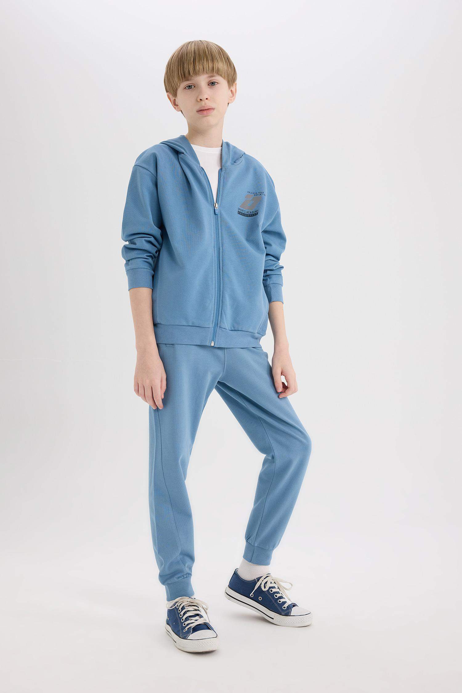 بنطرون ولادي بطبعة شعار قصة عادية