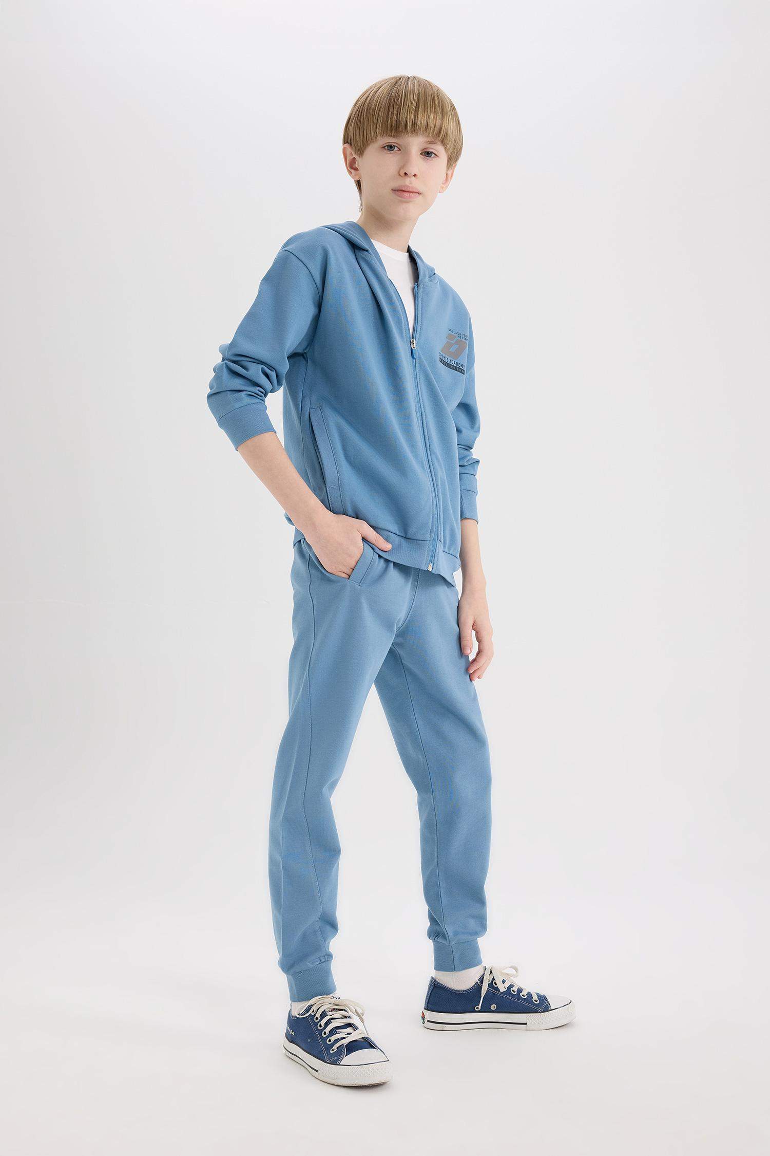 بنطرون ولادي بطبعة شعار قصة عادية