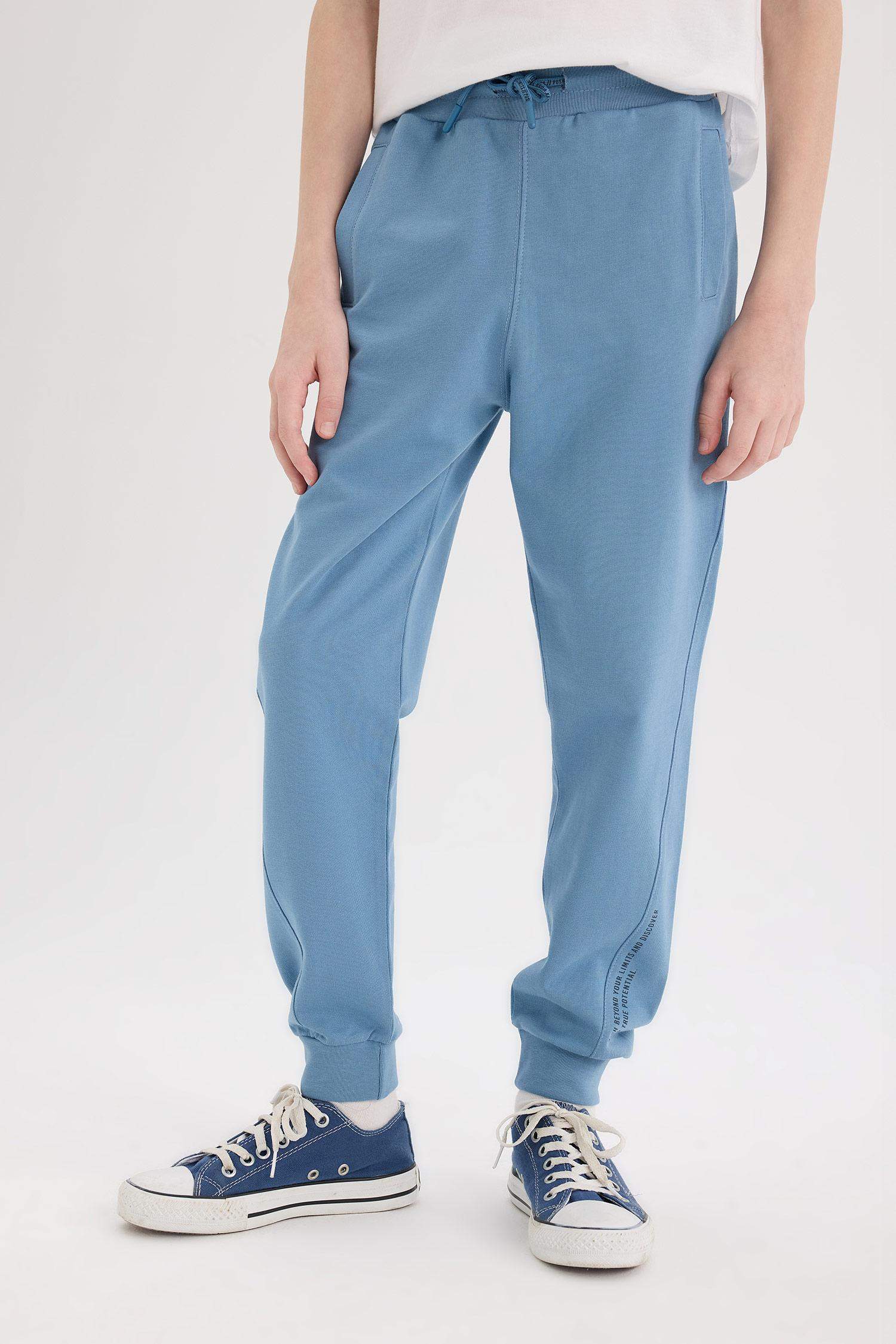 بنطرون ولادي بطبعة شعار قصة عادية