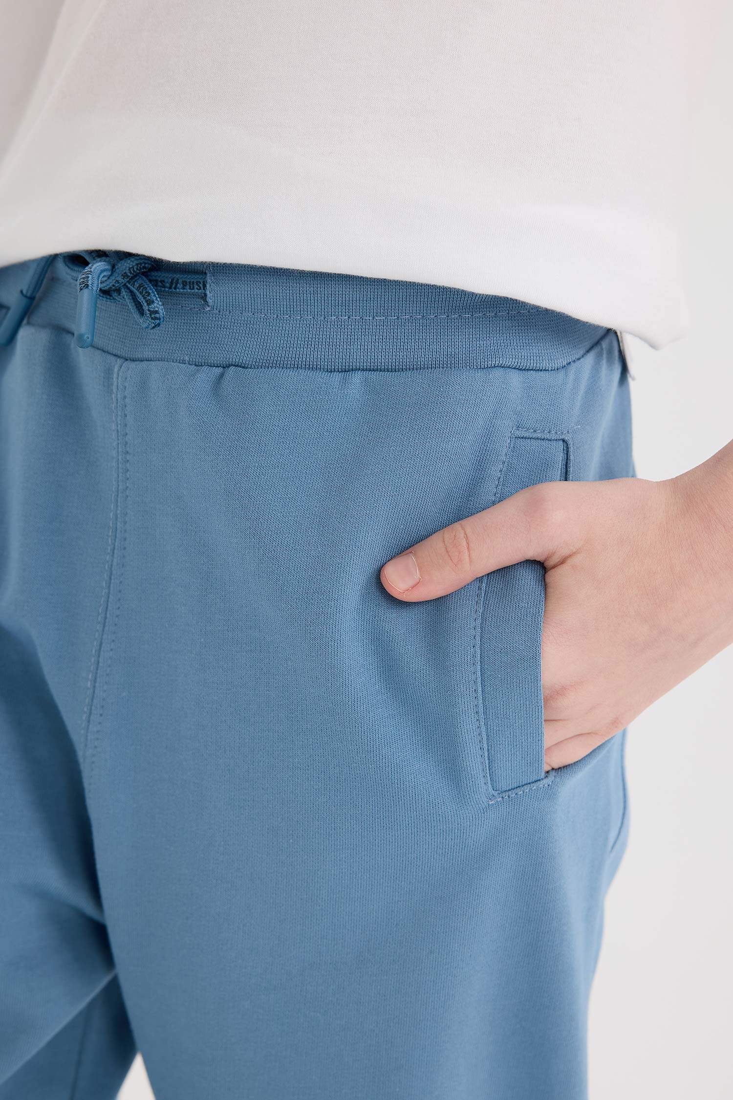 بنطرون ولادي بطبعة شعار قصة عادية