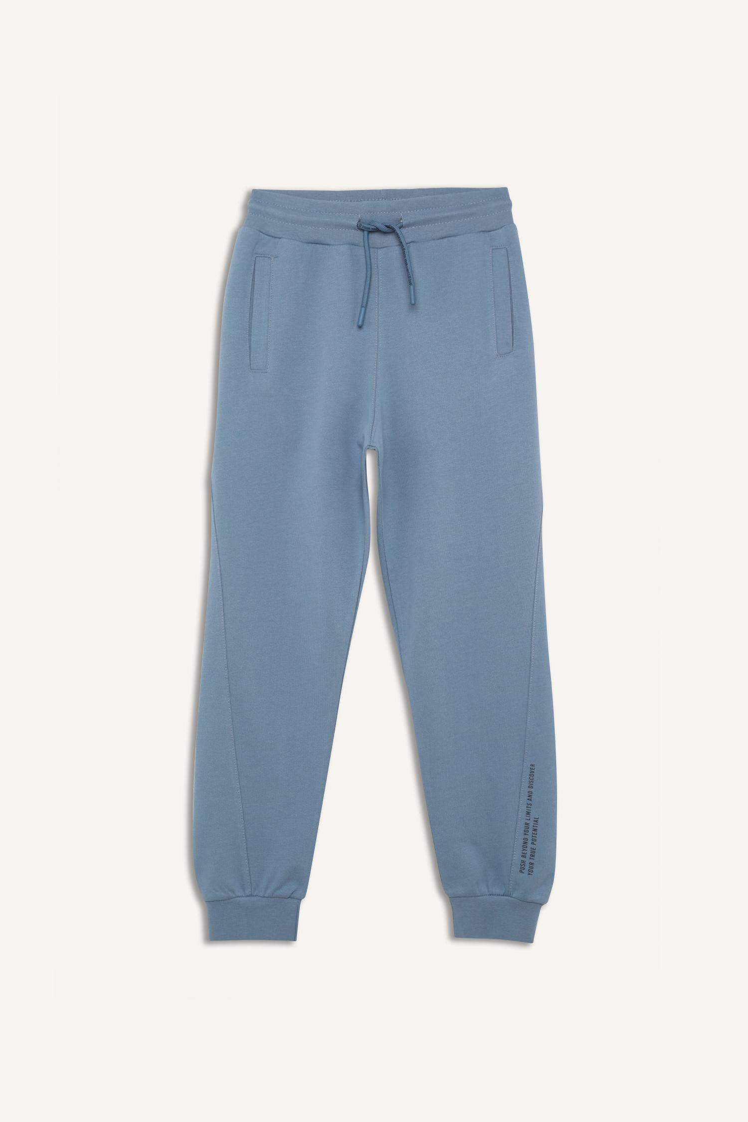 بنطرون ولادي بطبعة شعار قصة عادية