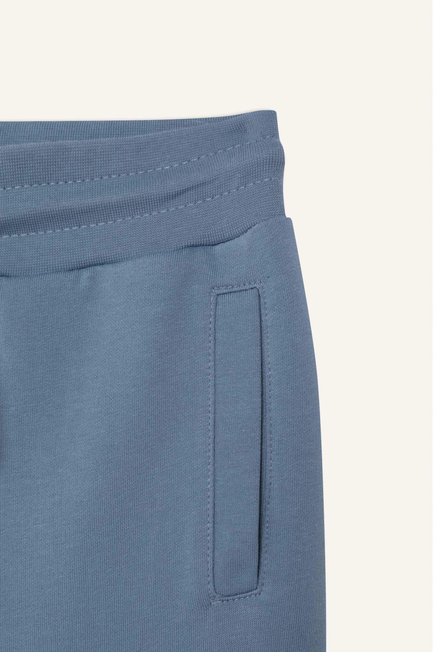 بنطرون ولادي بطبعة شعار قصة عادية