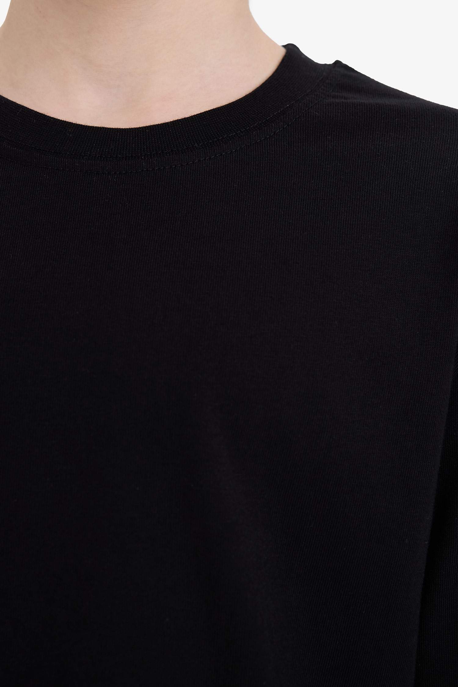 تيشيرت كم طويل بيزك قصة عادية بياقة مستديرة