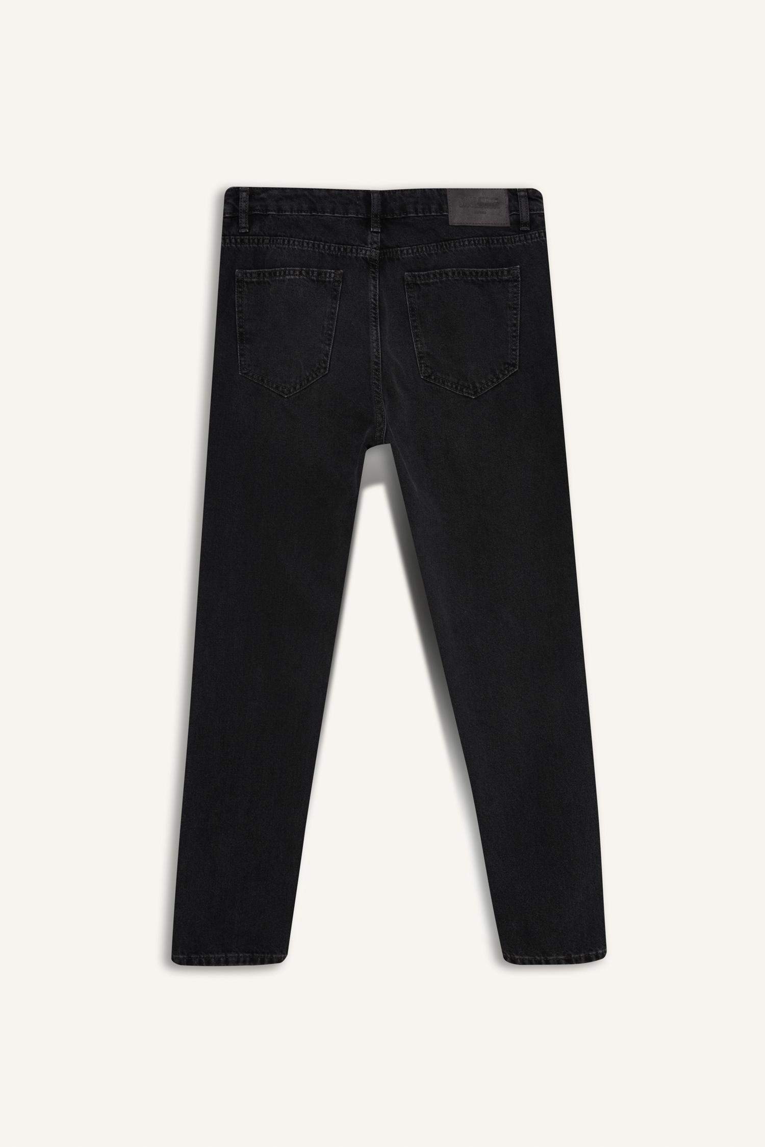 بنطرون جينز 90’S سليم فيت برجل ضيق وخصر عالي