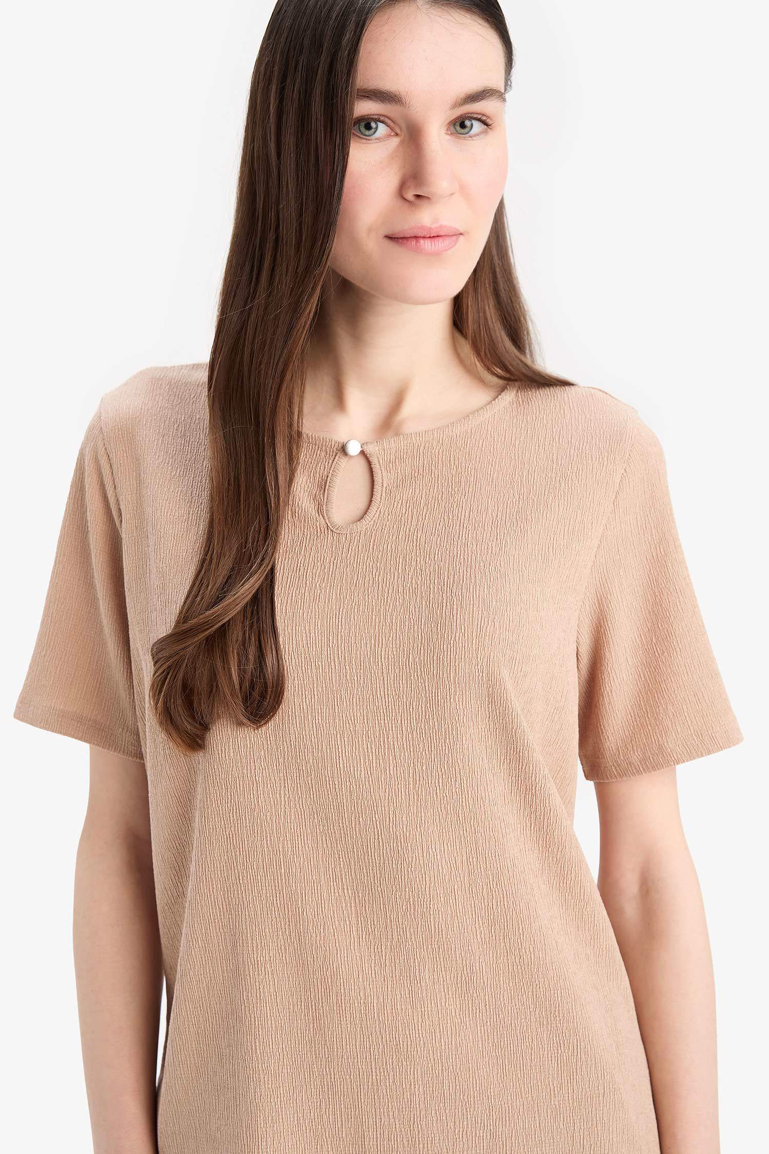 تيشيرت نص كم قصة عادية برقبة مستديرة