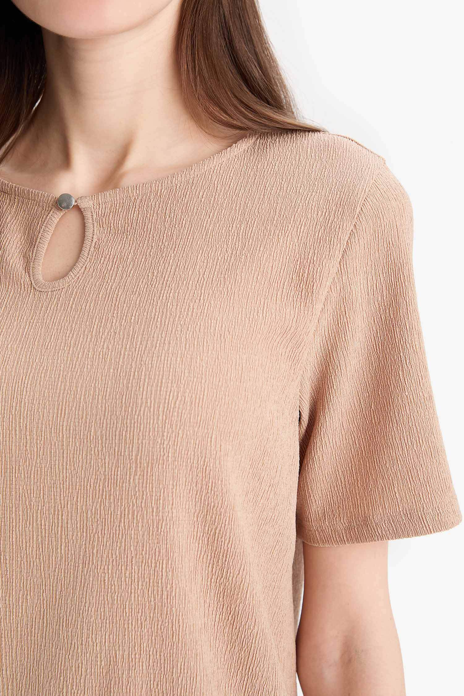 تيشيرت نص كم قصة عادية برقبة مستديرة