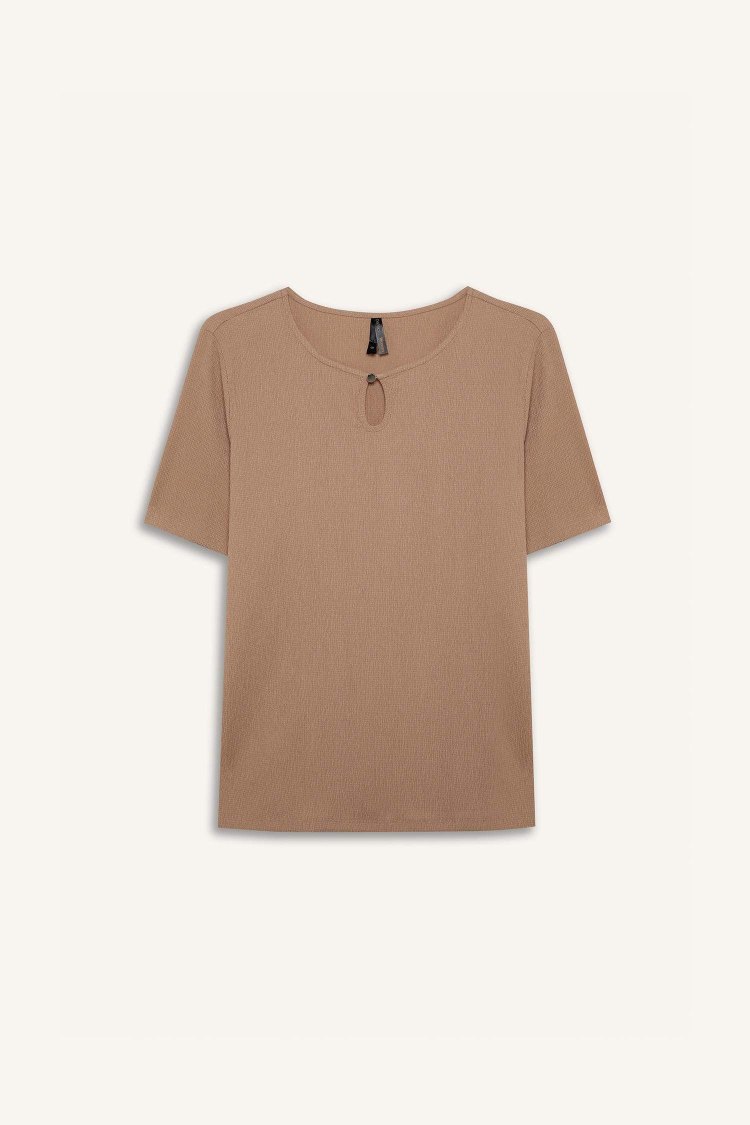 تيشيرت نص كم قصة عادية برقبة مستديرة