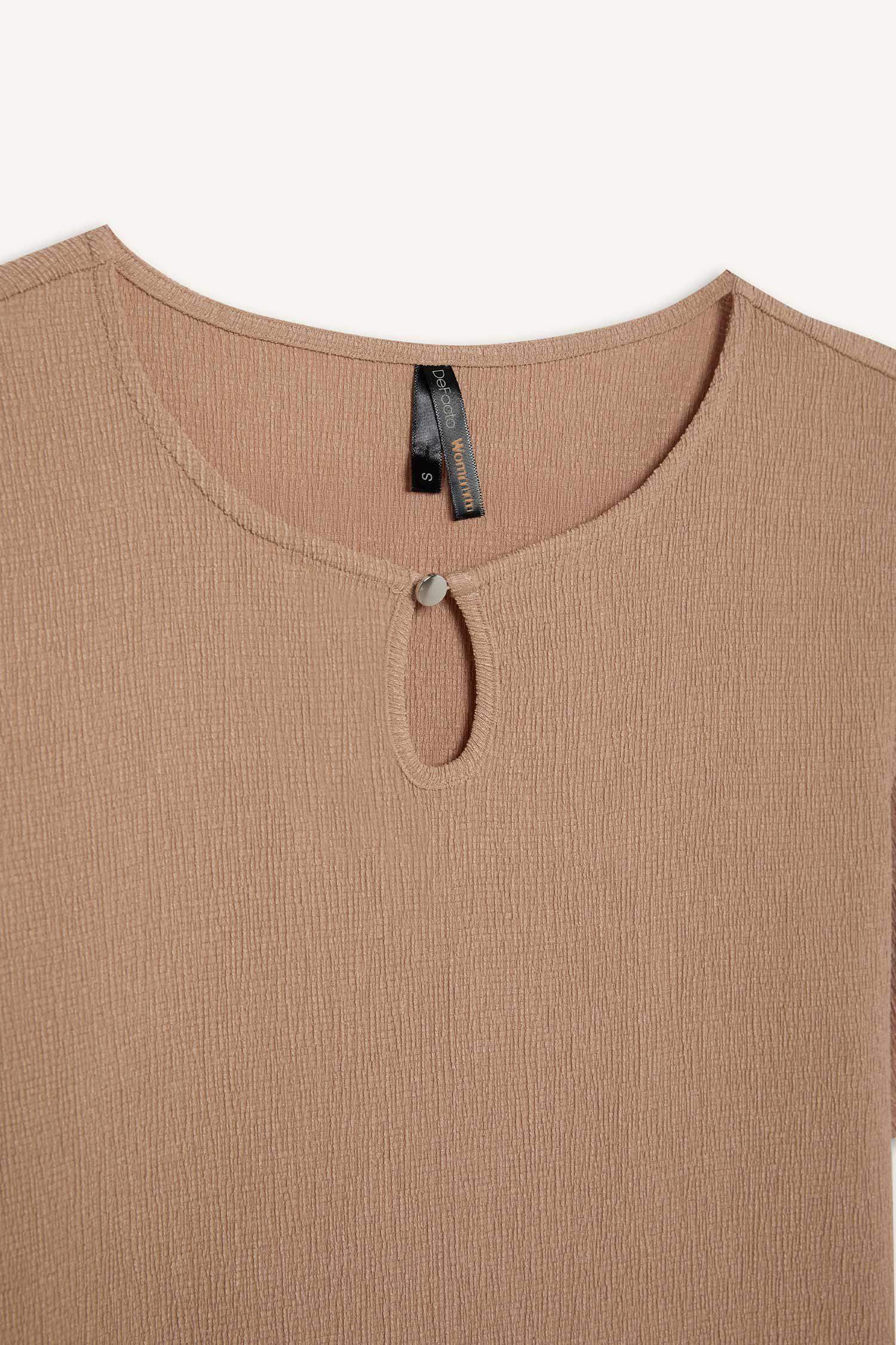 تيشيرت نص كم قصة عادية برقبة مستديرة