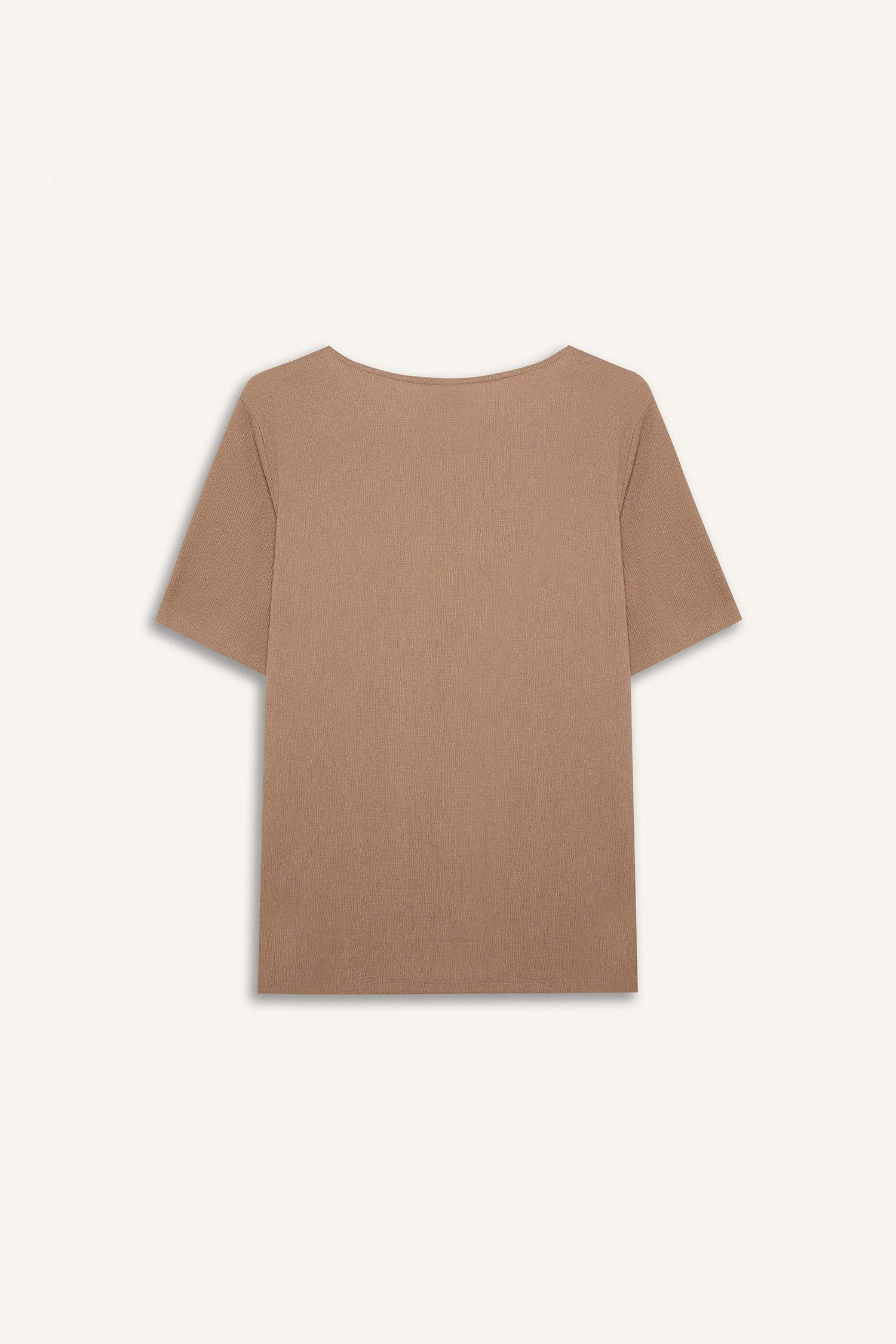 تيشيرت نص كم قصة عادية برقبة مستديرة