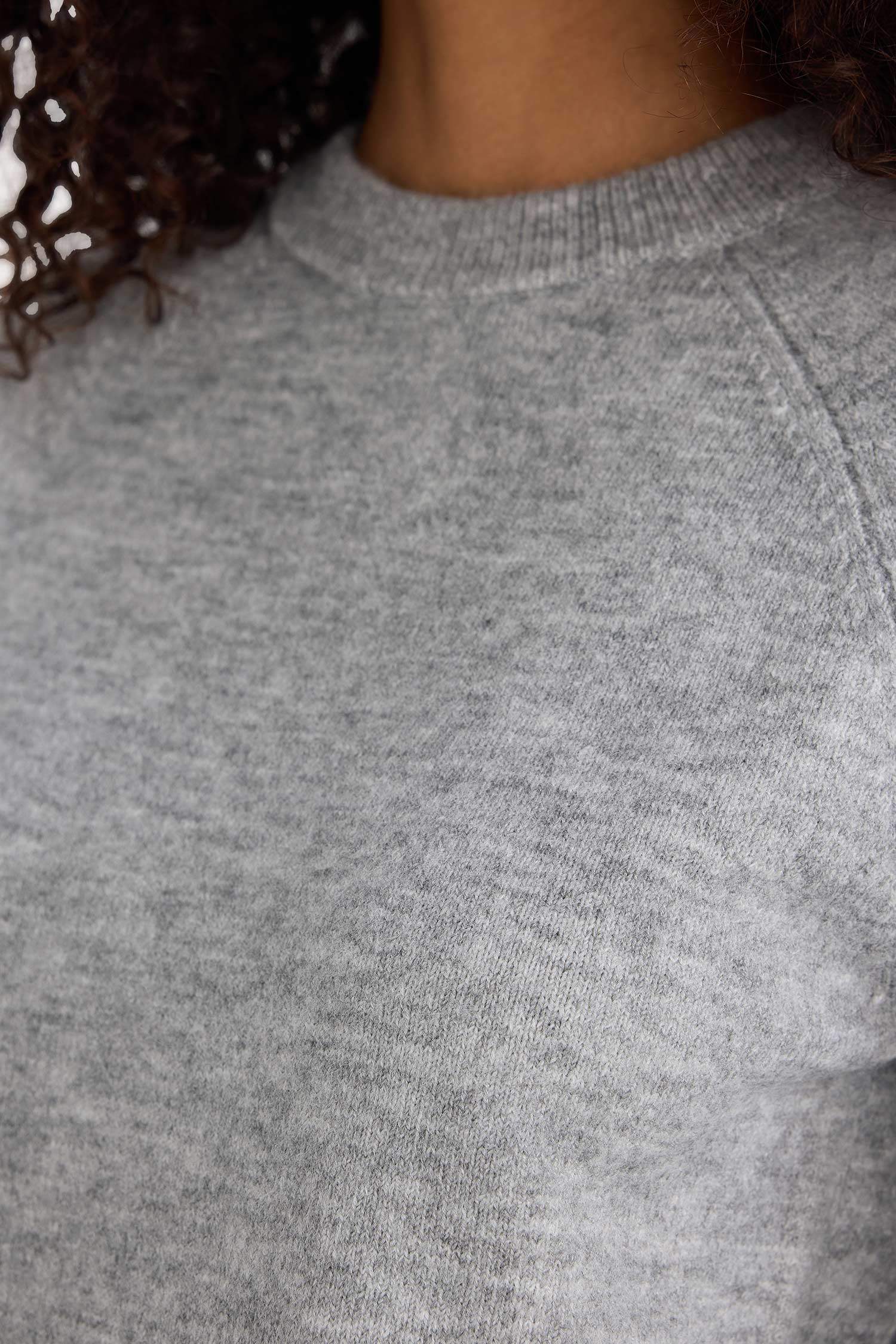 بلوز تريكو ملمس ناعم قصة عادية بياخة مستديرة