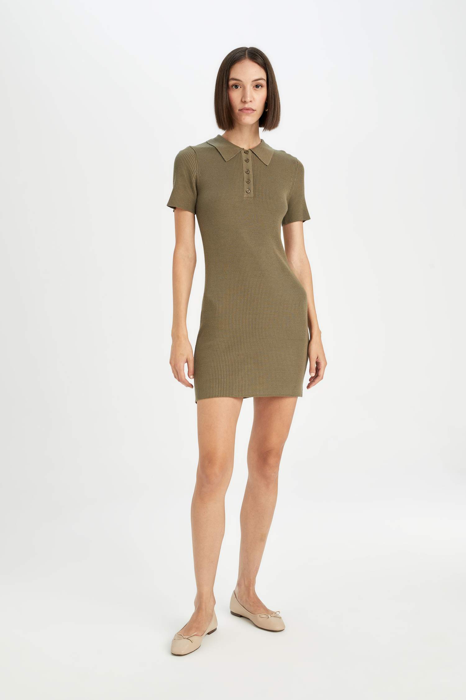 فستان قصير بيزك تريكو مضلع سليم فيت بياقة بولو