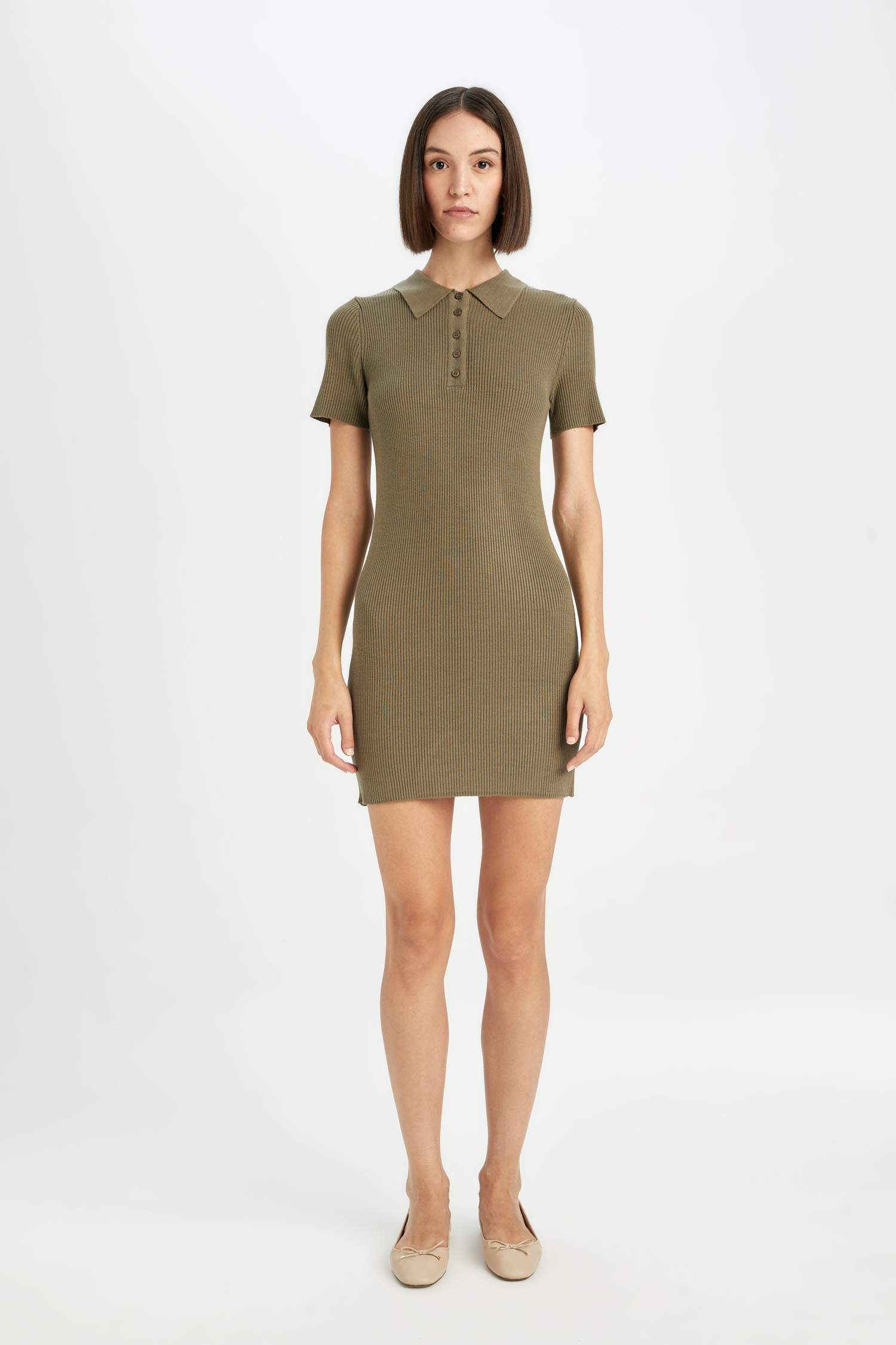 فستان قصير بيزك تريكو مضلع سليم فيت بياقة بولو