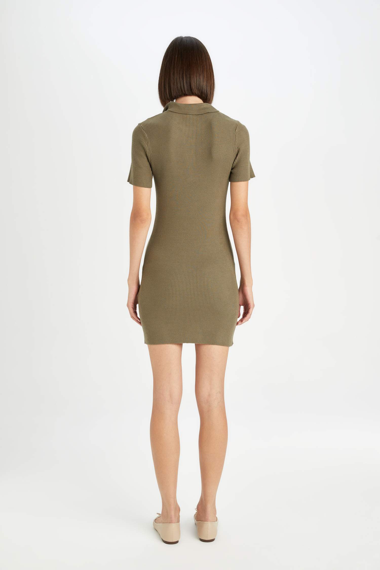 Платье трикотажное с поло воротником с коротким рукавом