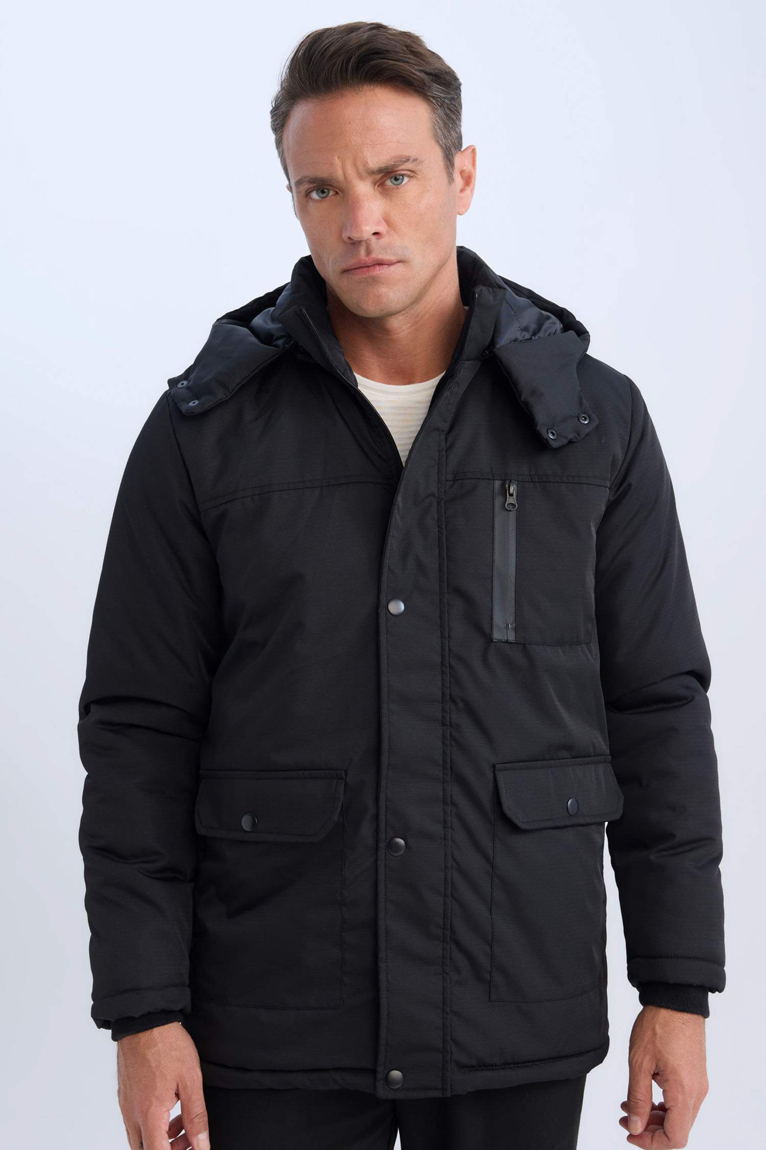 Su İtici Kapüşonlu Fermuarlı Çıtçıt Kapamalı Cepli Tafta Mont