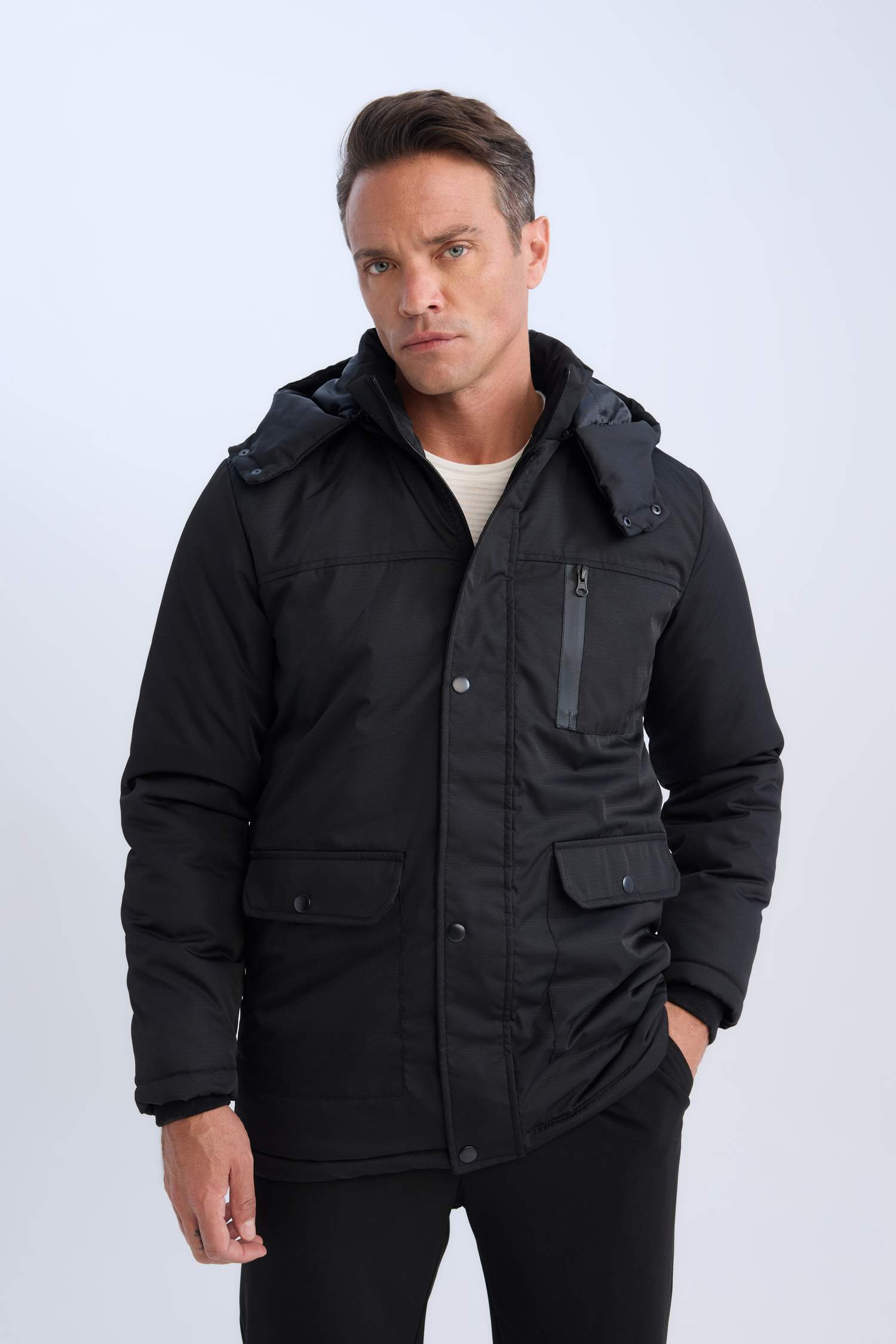 Su İtici Kapüşonlu Fermuarlı Çıtçıt Kapamalı Cepli Tafta Mont