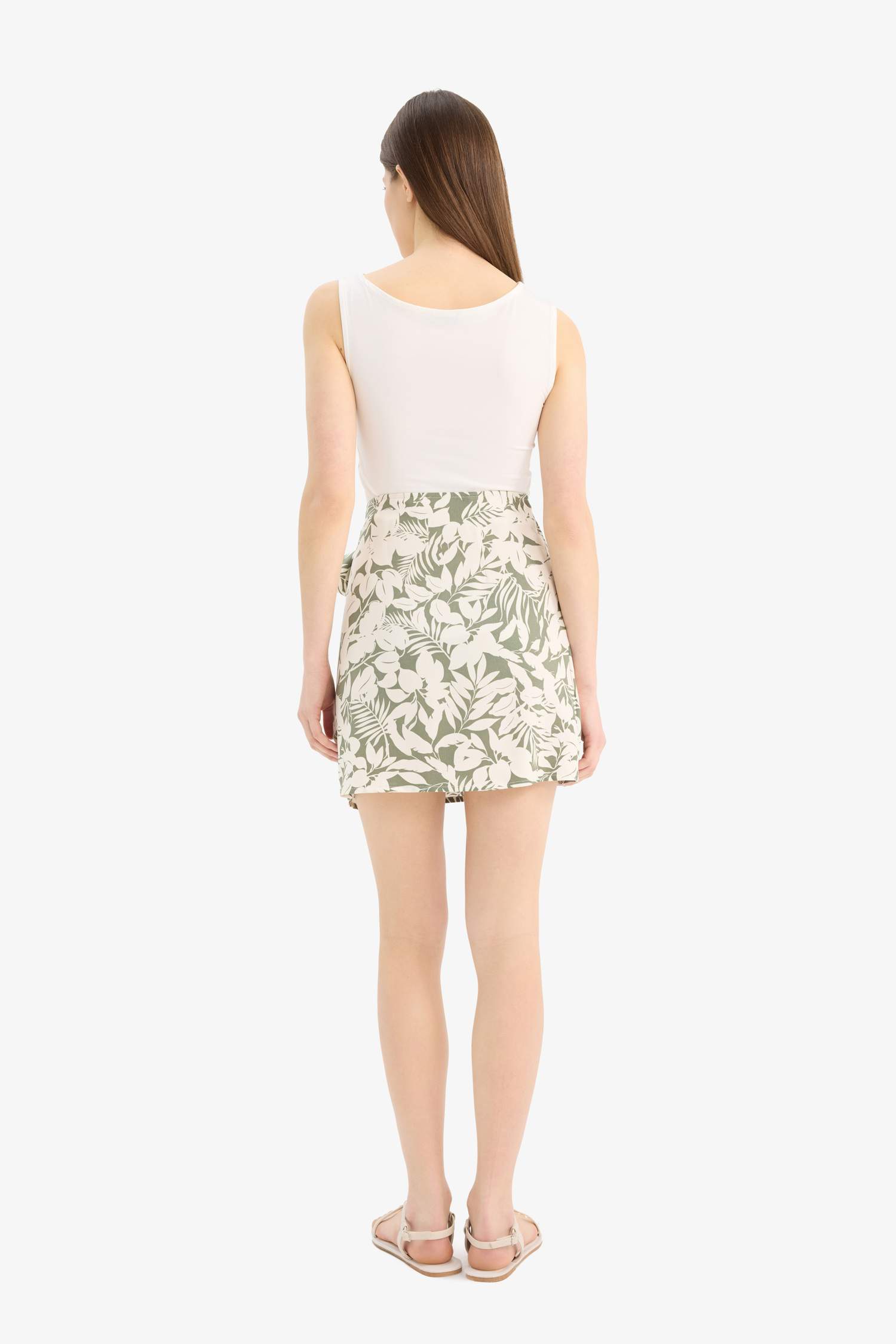 басып шығарылған a сызығы қысқа ұзындық Тоқылған юбка