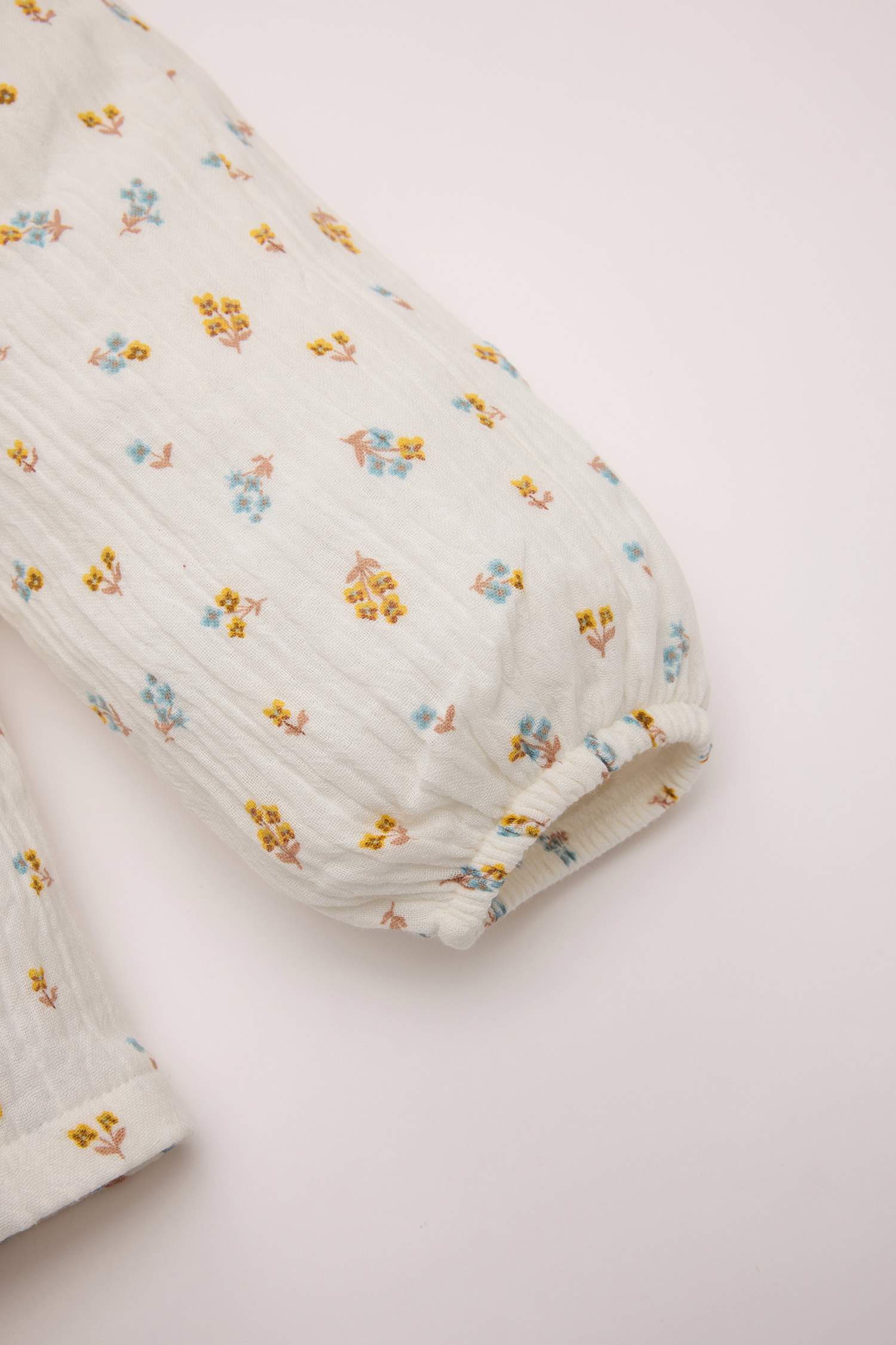 Kız Bebek Müslin Çiçek Desenli Fırfırlı Yaka Uzun Kollu Gömlek