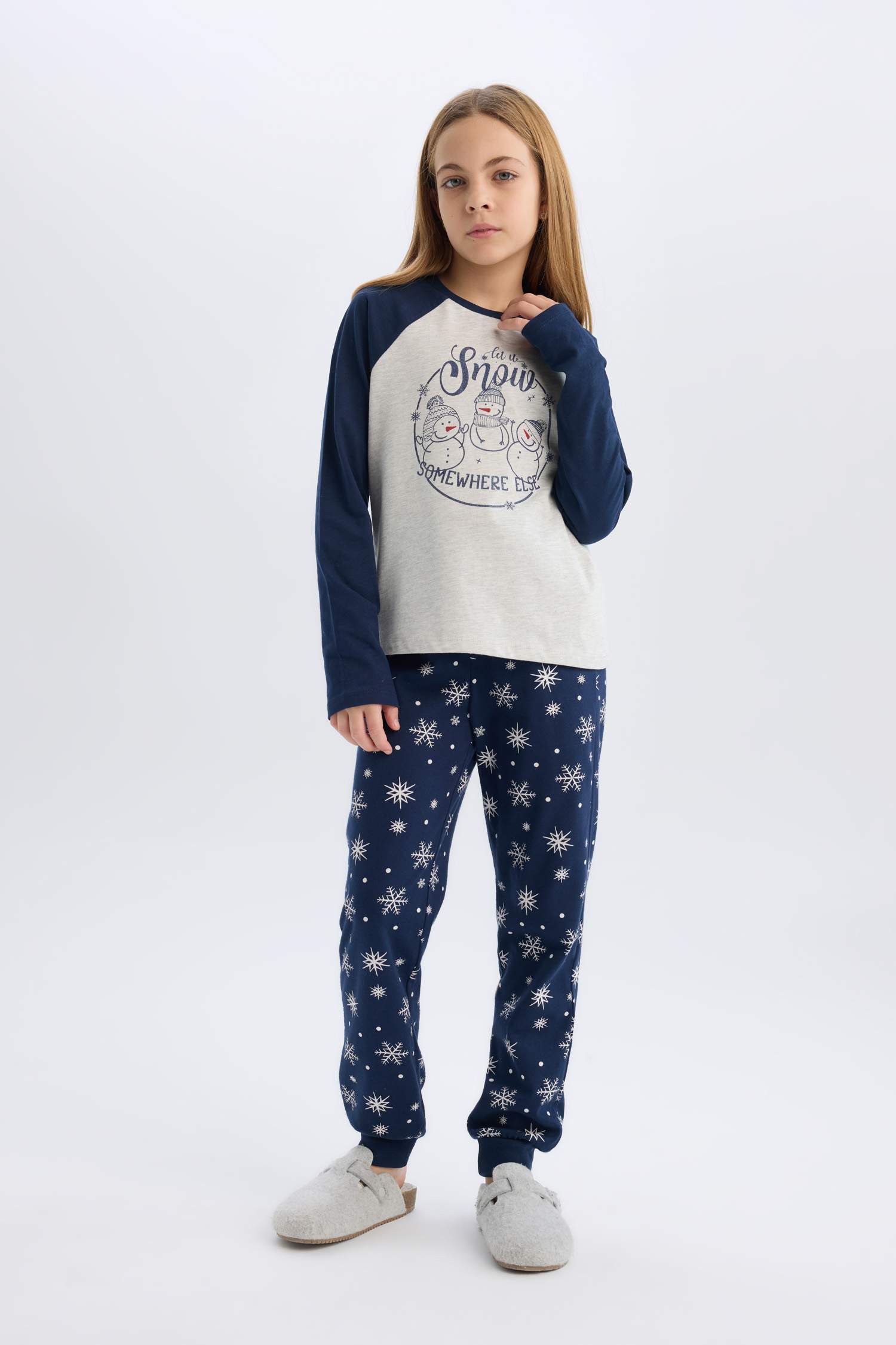 طقم بيجاما بناتي قصة عادية بطبعة كريسماس - قطعتين