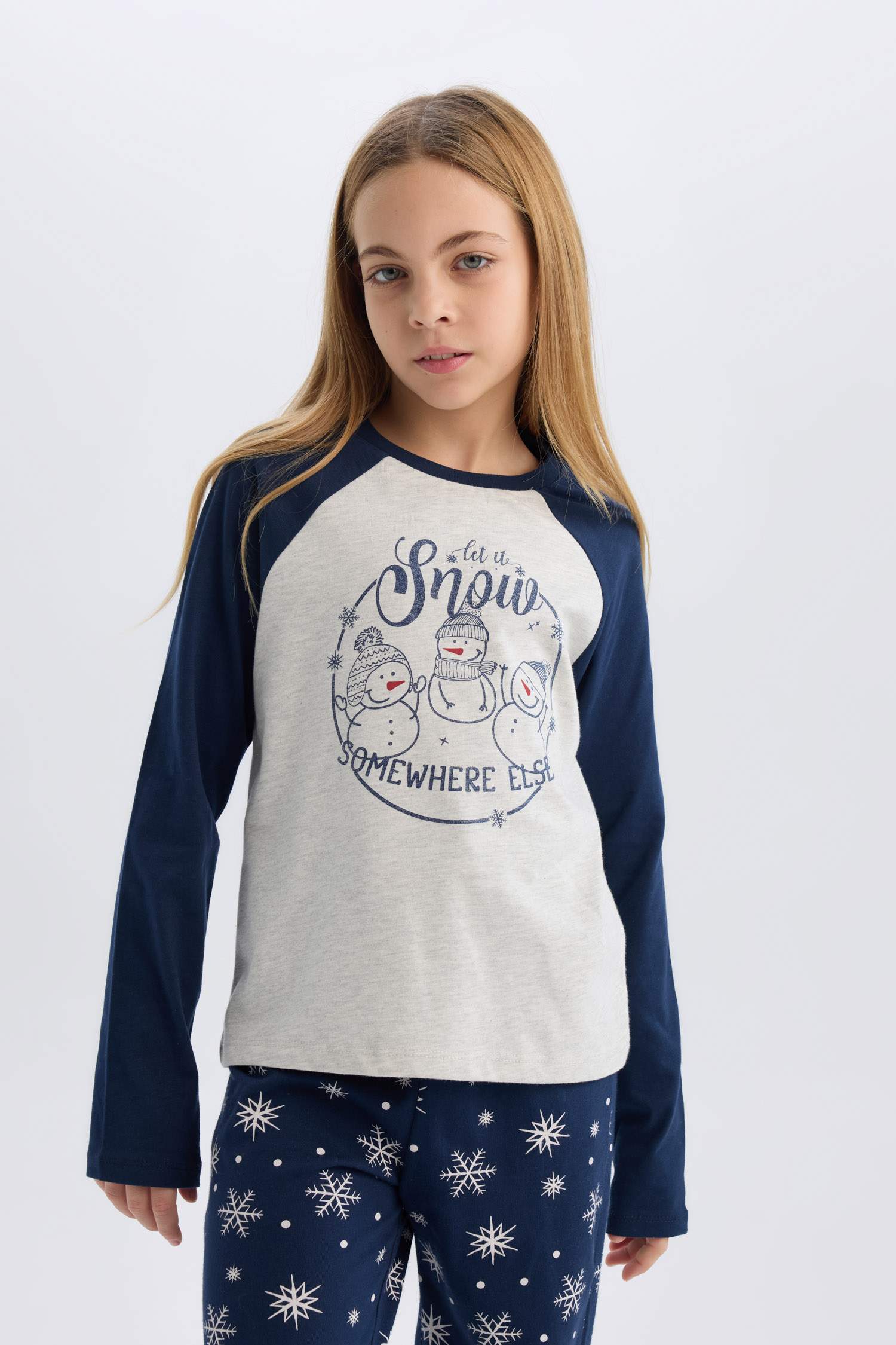 طقم بيجاما بناتي قصة عادية بطبعة كريسماس - قطعتين