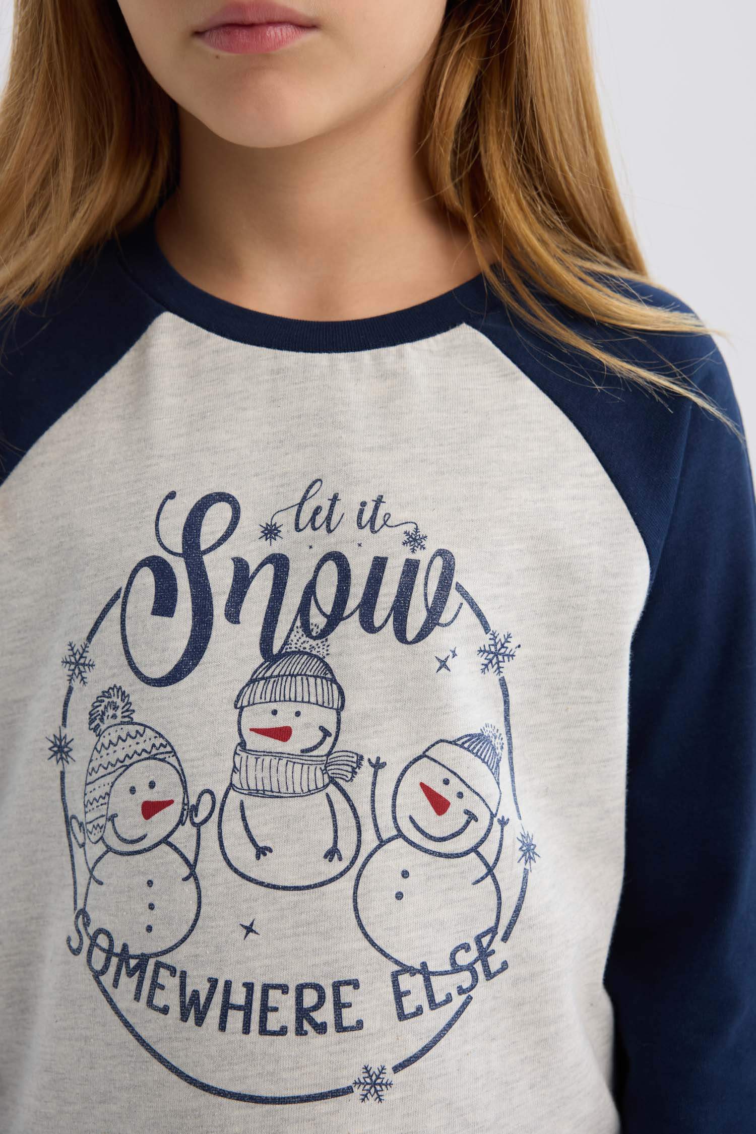 طقم بيجاما بناتي قصة عادية بطبعة كريسماس - قطعتين