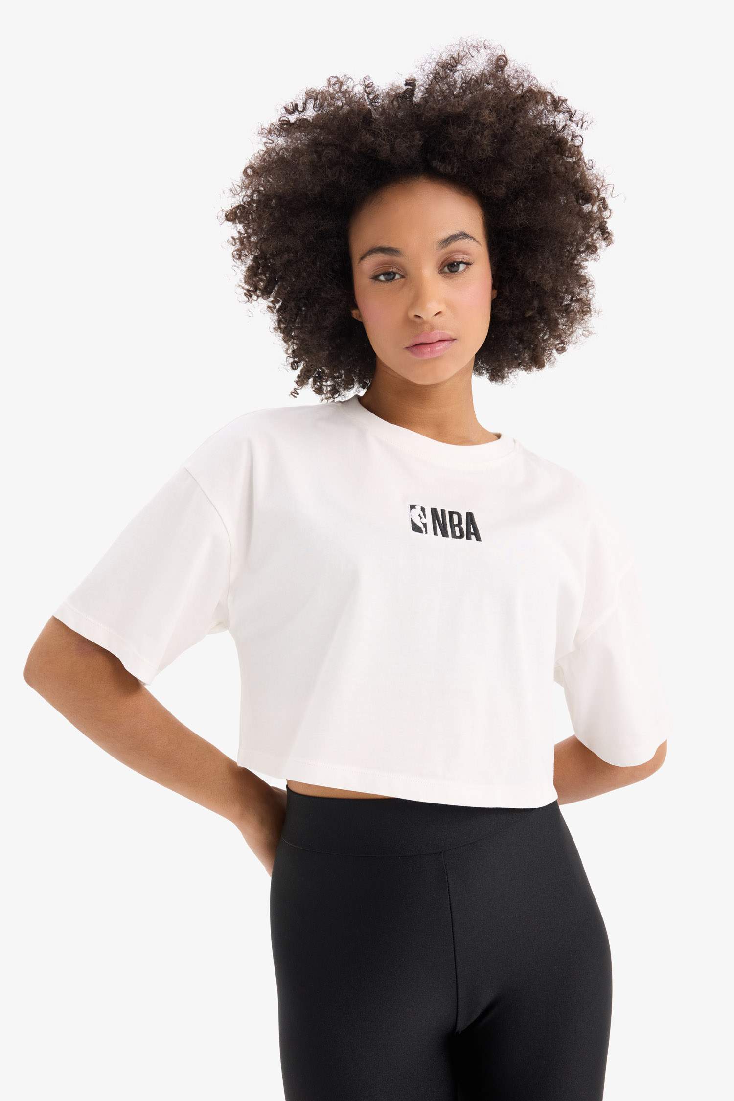 تيشيرت NBA نص كم اوفر سايز برقبة مستديرة من DeFactoFit