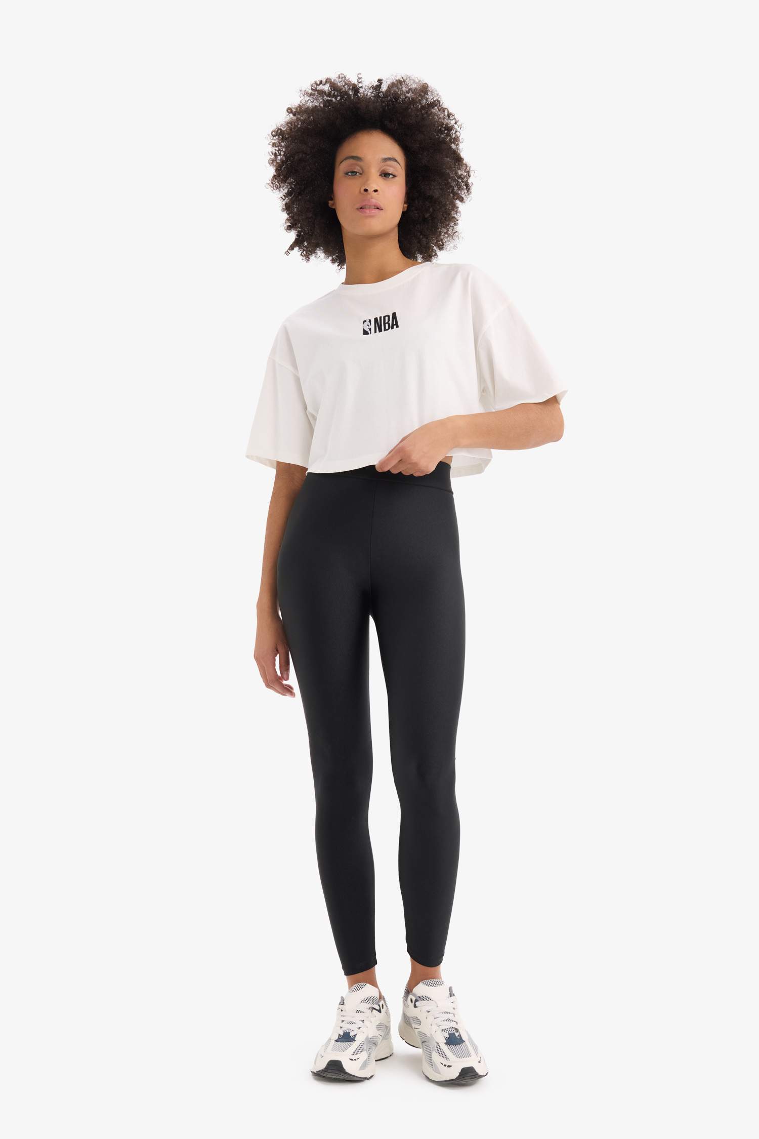 تيشيرت NBA نص كم اوفر سايز برقبة مستديرة من DeFactoFit