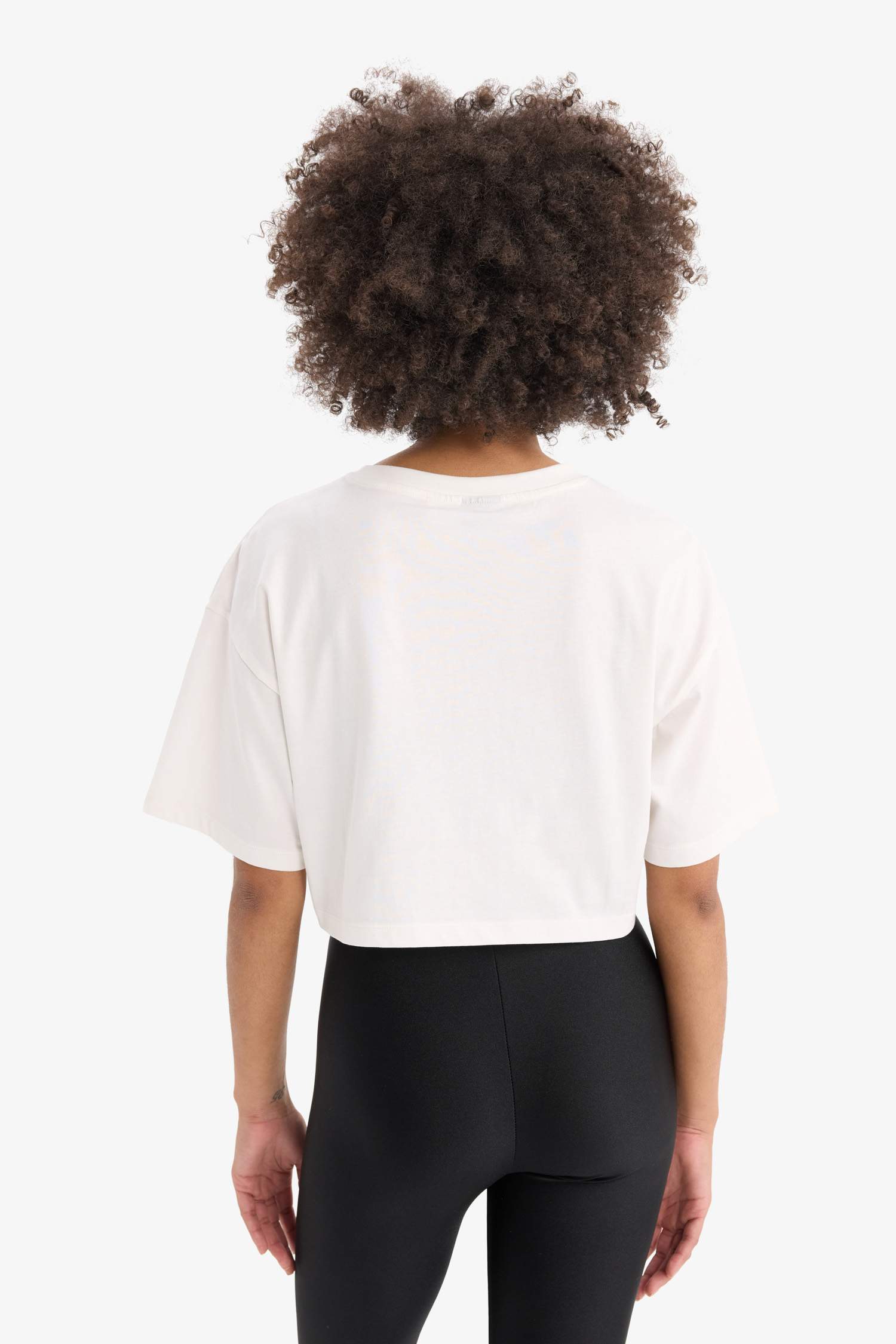 تيشيرت NBA نص كم اوفر سايز برقبة مستديرة من DeFactoFit