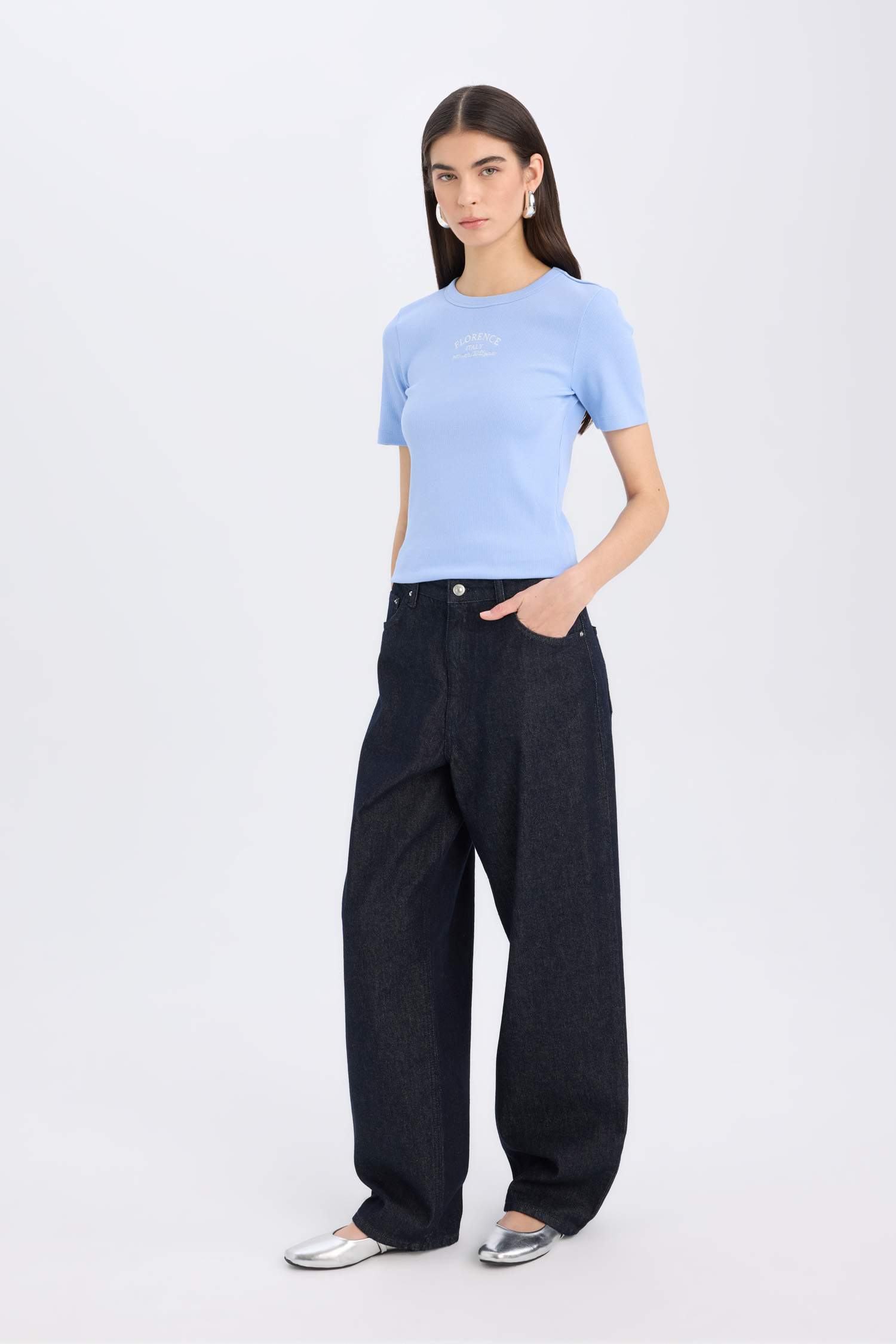 تيشيرت مضلع بطبعة شعار مخصر بياخة مستديرة