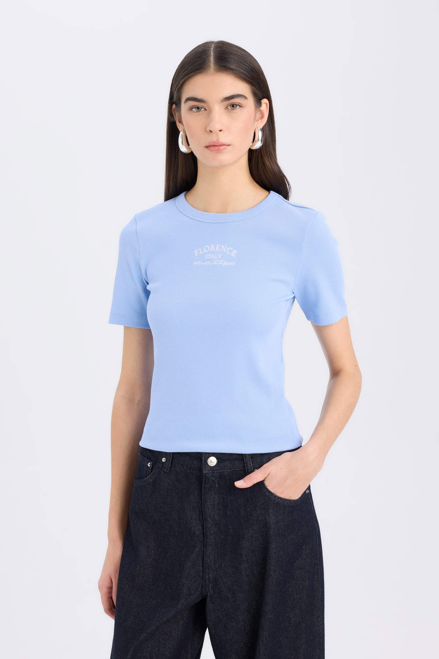 تيشيرت مضلع بطبعة شعار مخصر بياخة مستديرة