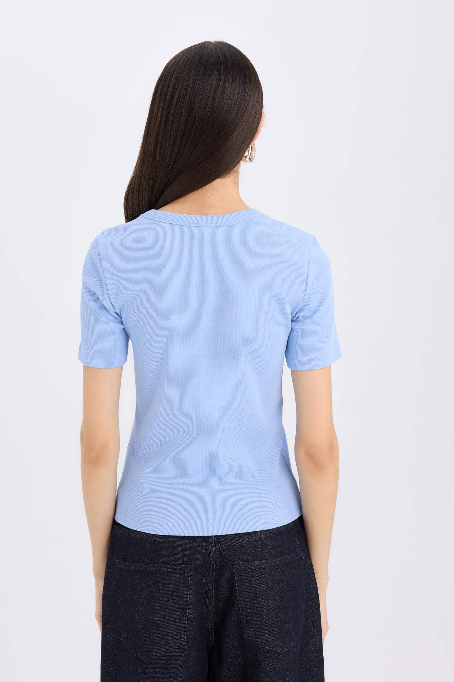 تيشيرت مضلع بطبعة شعار مخصر بياخة مستديرة