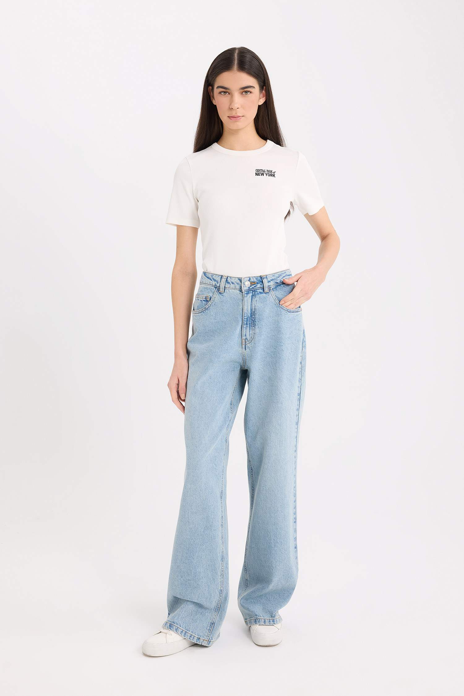 تيشيرت نص ردن مضلع بطبعة شعار مخصر بياخة مستديرة