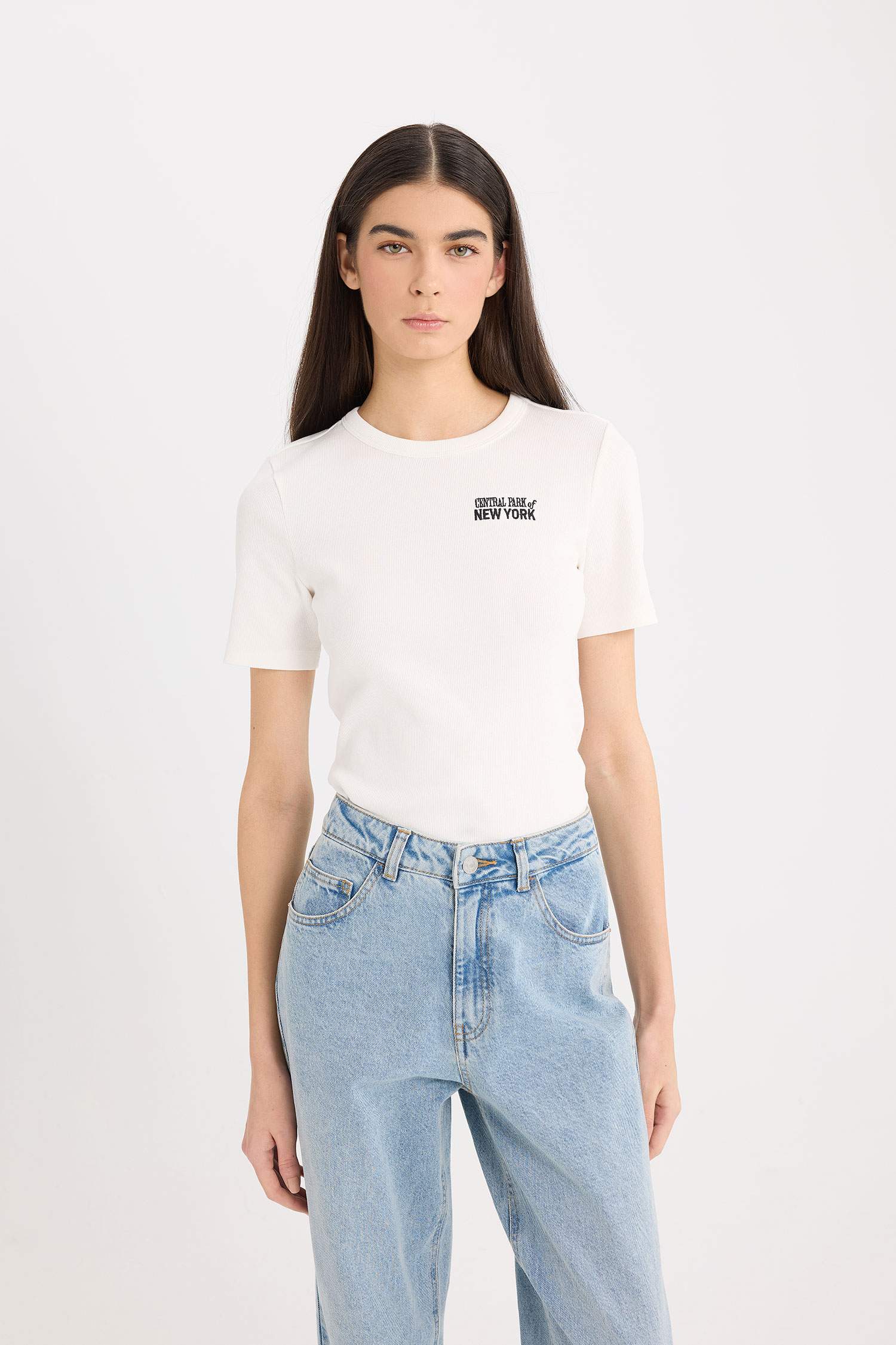 تيشيرت نص ردن مضلع بطبعة شعار مخصر بياخة مستديرة