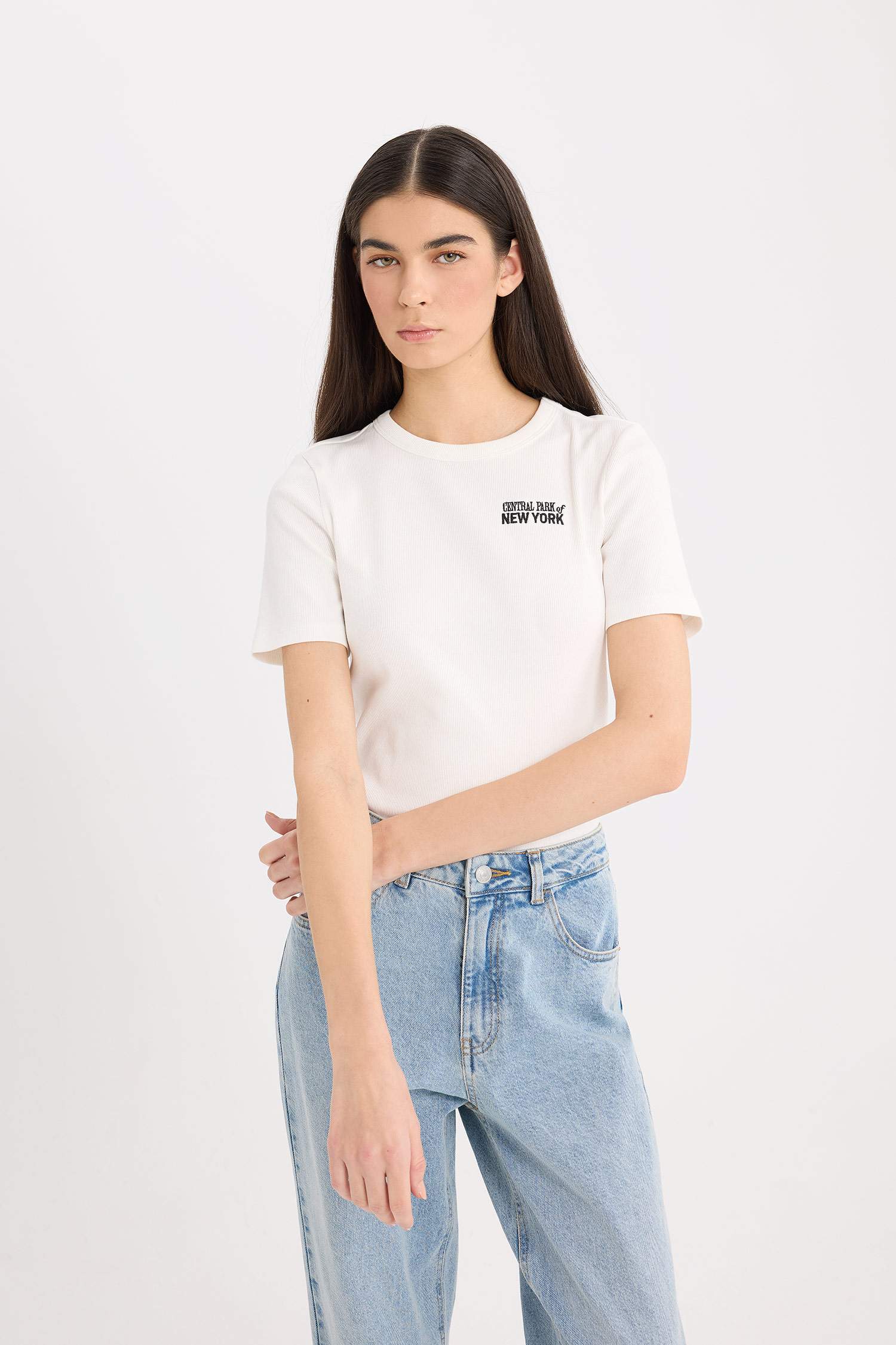 تيشيرت نص ردن مضلع بطبعة شعار مخصر بياخة مستديرة