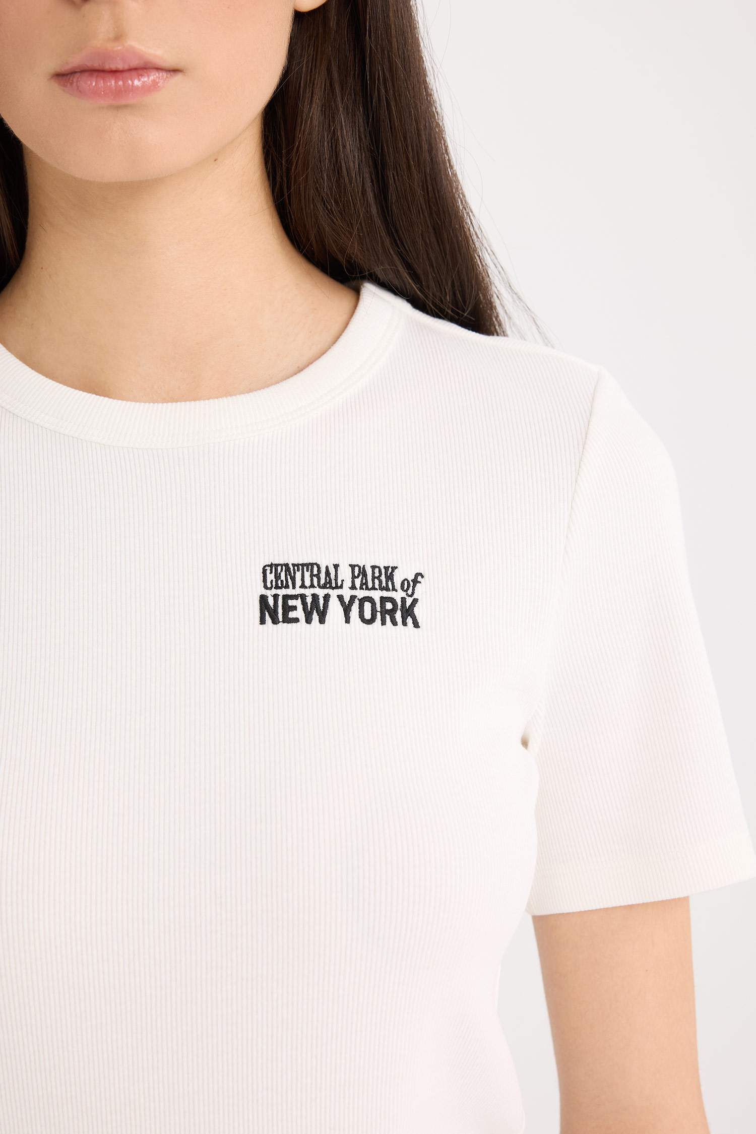 تيشيرت نص ردن مضلع بطبعة شعار مخصر بياخة مستديرة