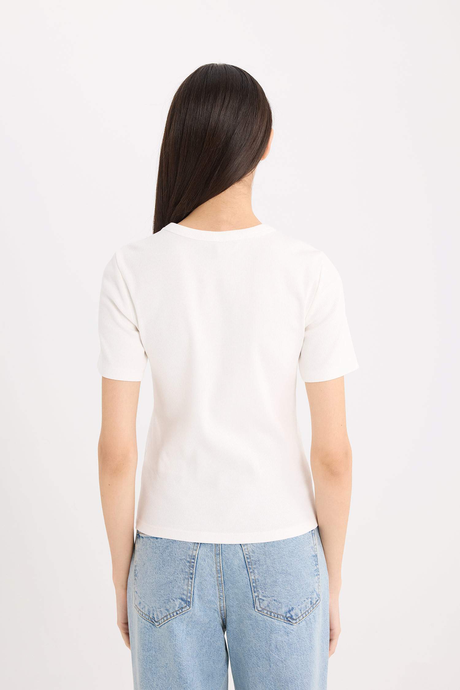 تيشيرت نص ردن مضلع بطبعة شعار مخصر بياخة مستديرة