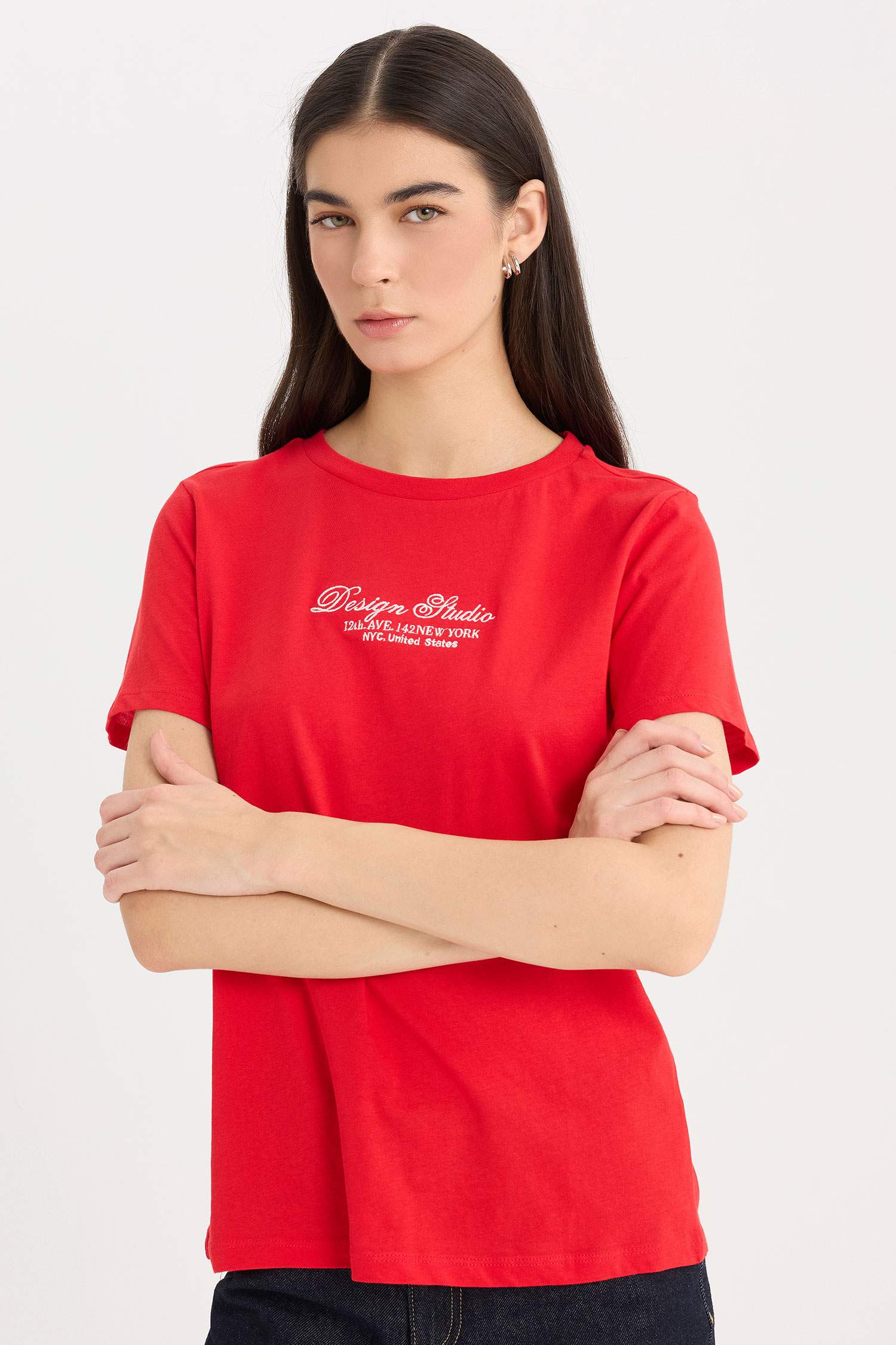 تيشيرت نص ردن بطبعة شعار قصة عادية بياخة مستديرة