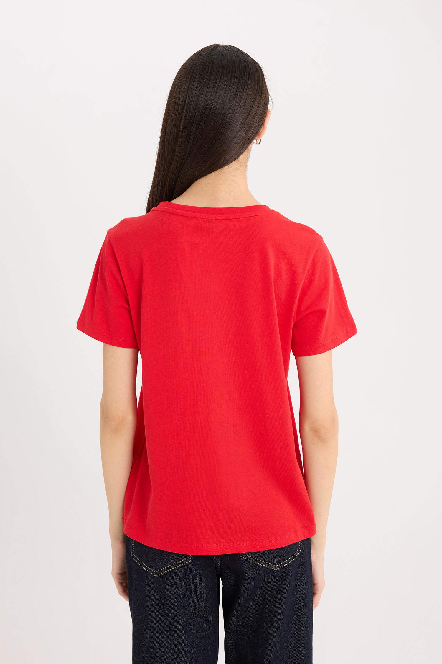 تيشيرت نص ردن بطبعة شعار قصة عادية بياخة مستديرة