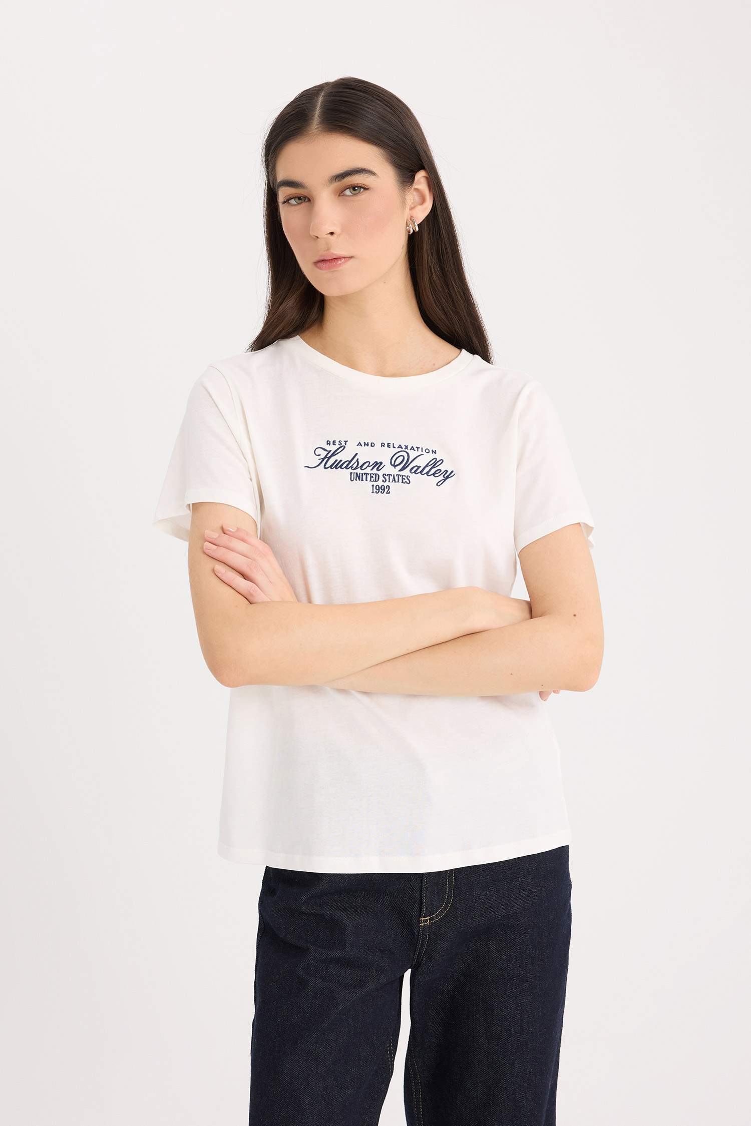 تيشيرت نص ردن بطبعة شعار قصة عادية بياخة مستديرة