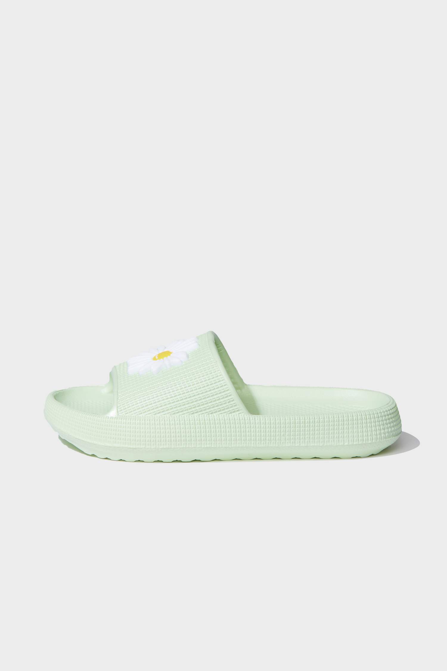 صندل بناتي أخضر بكعب مسطح