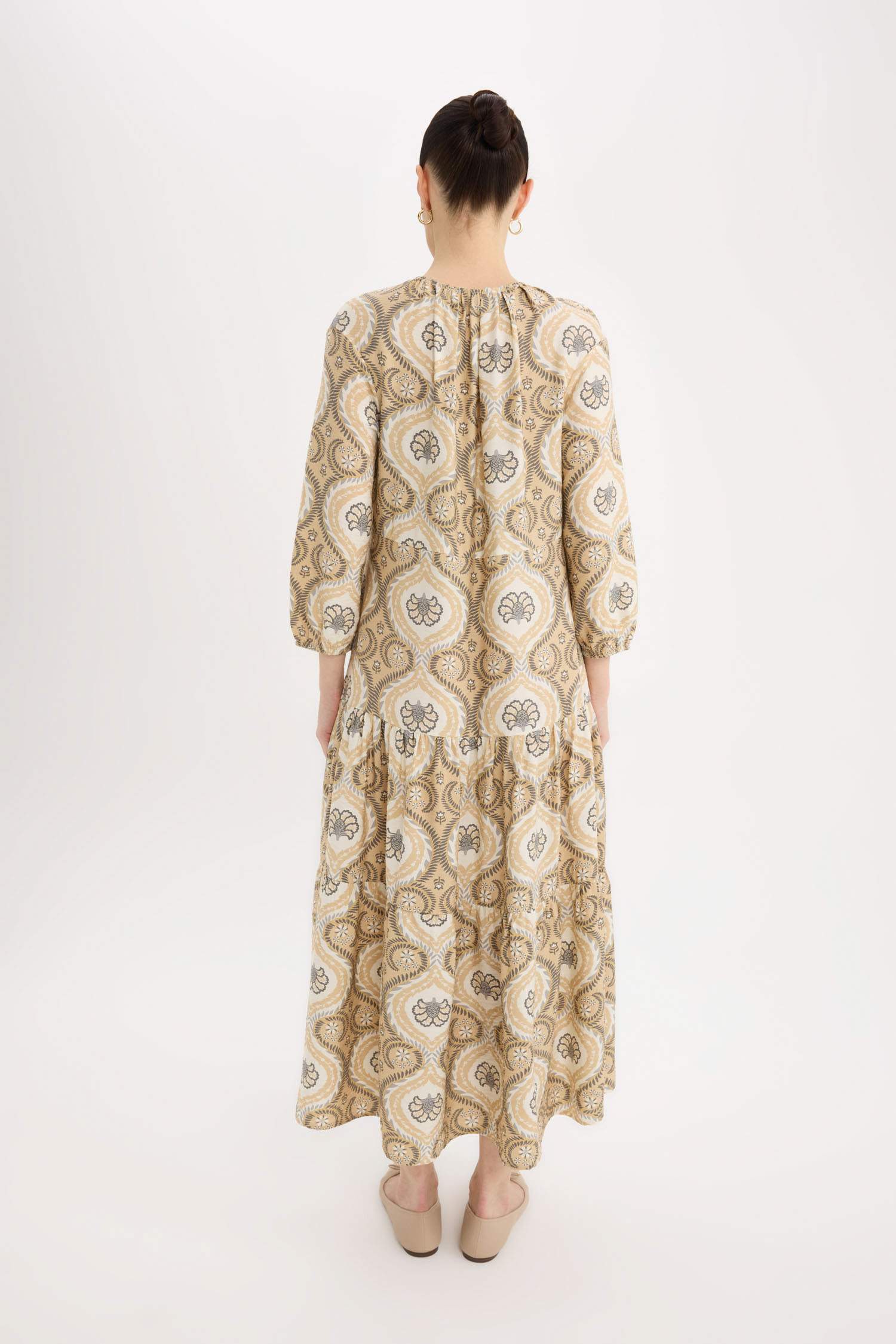 Платье А-силуэта с V-образным вырезом и рукавами три четверти