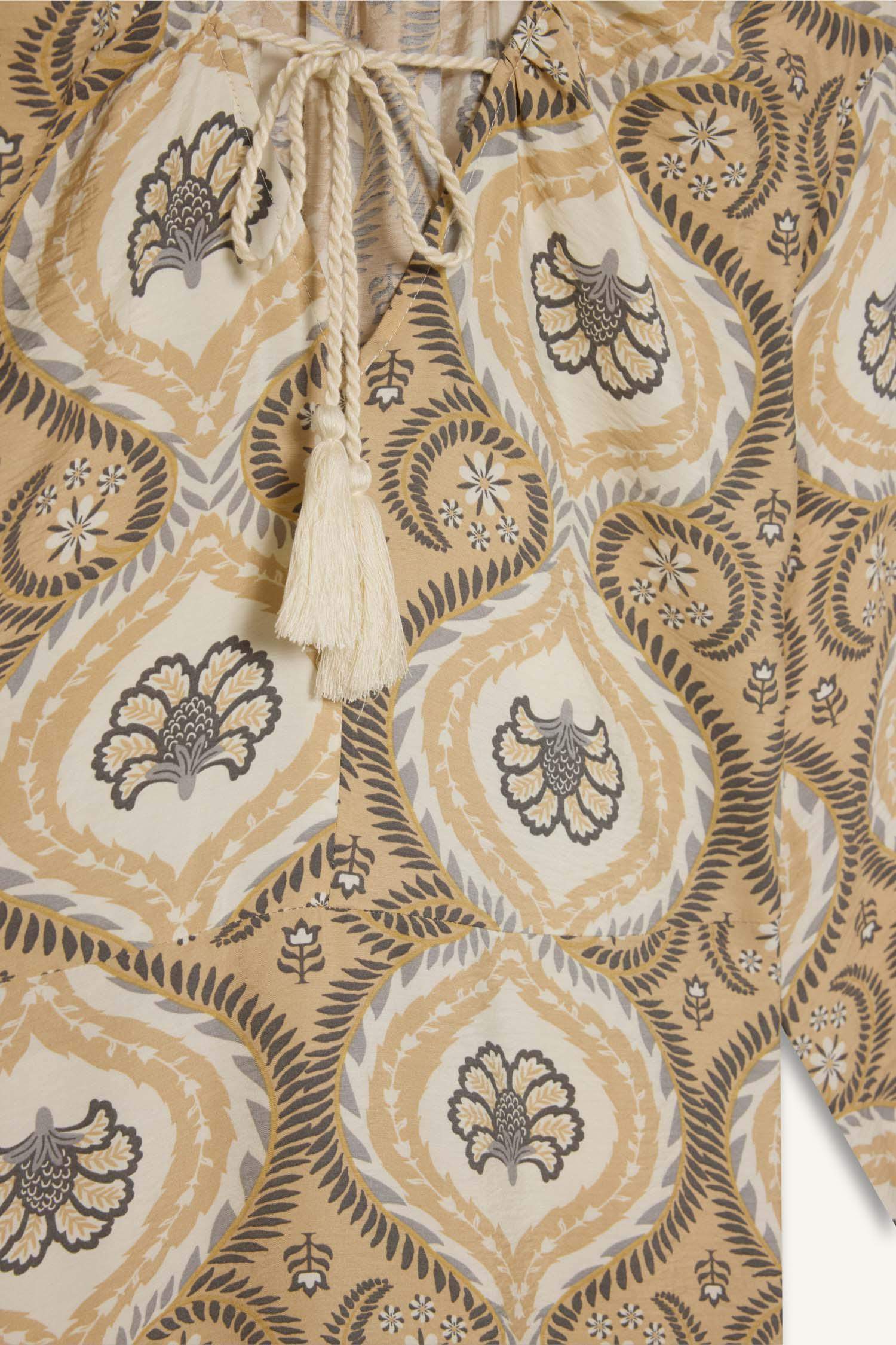 Платье А-силуэта с V-образным вырезом и рукавами три четверти