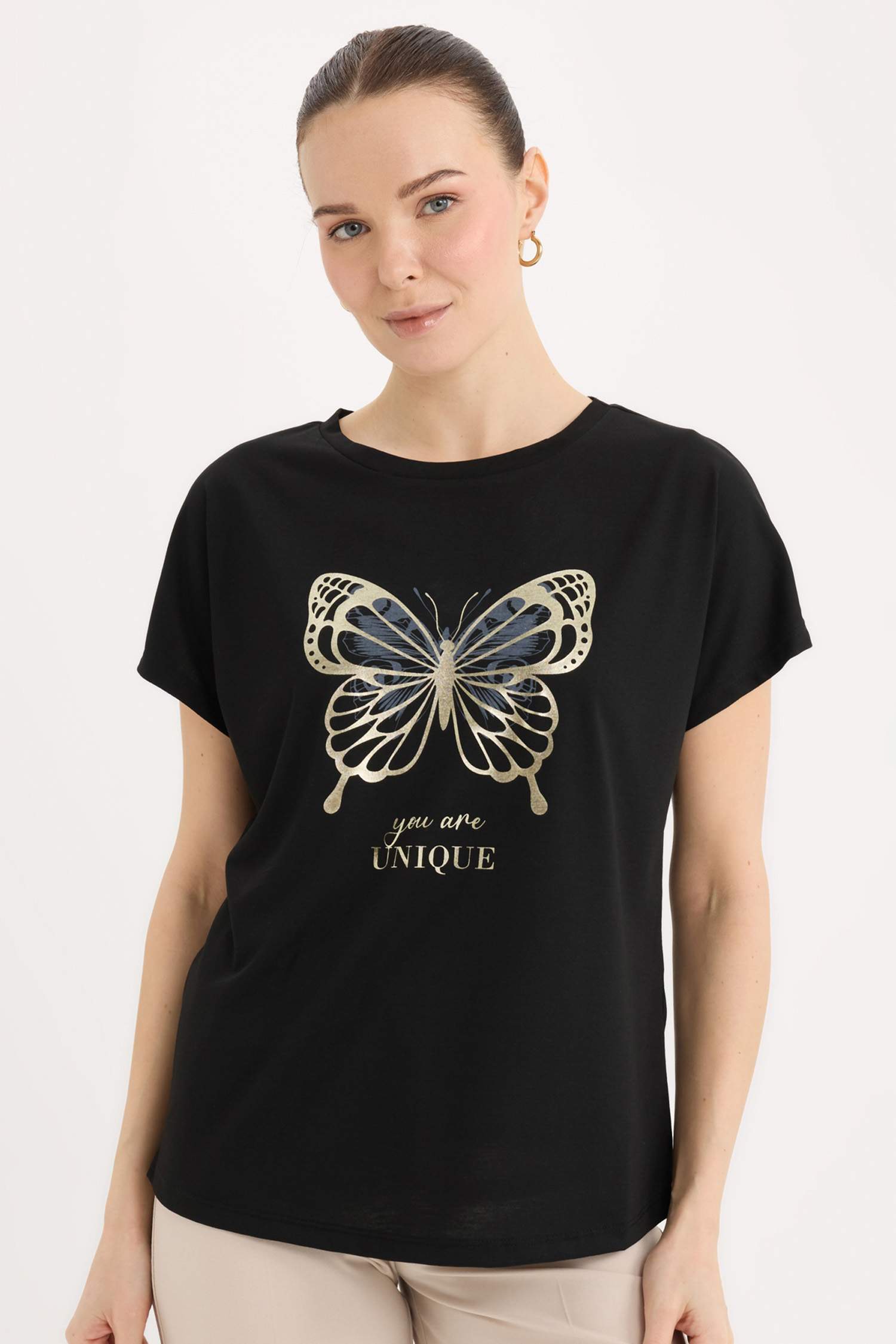 Bisiklet Yaka Kelebek Baskılı Kısa Kollu Tişört