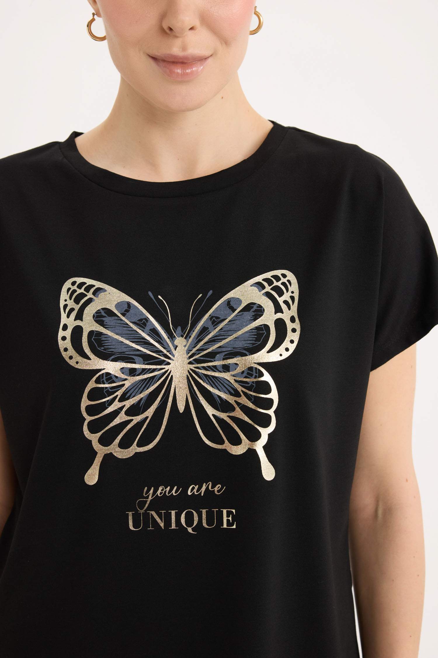 Bisiklet Yaka Kelebek Baskılı Kısa Kollu Tişört