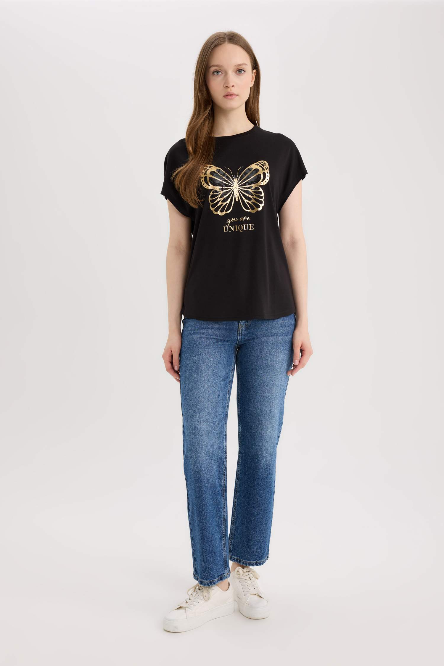 تيشيرت نص كم بياقة مستديرة