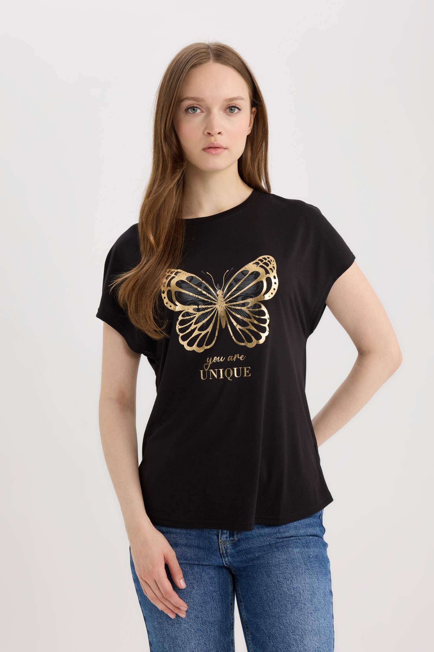 تيشيرت نص كم بياقة مستديرة