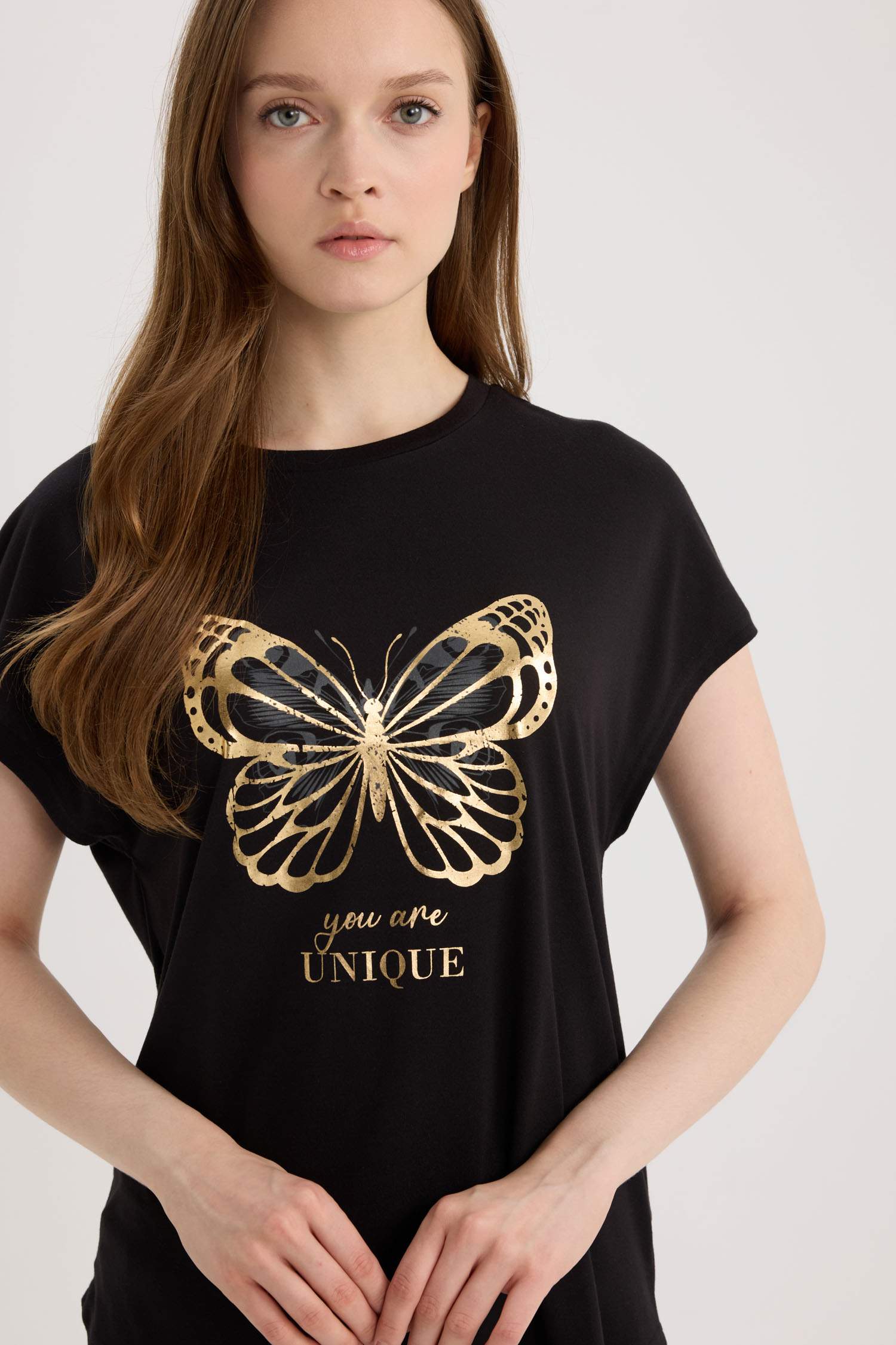 تيشيرت نص كم بياقة مستديرة